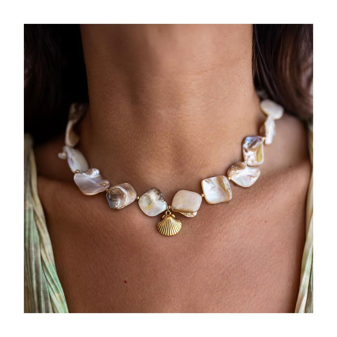 Colar chunky concha natural - Dourado