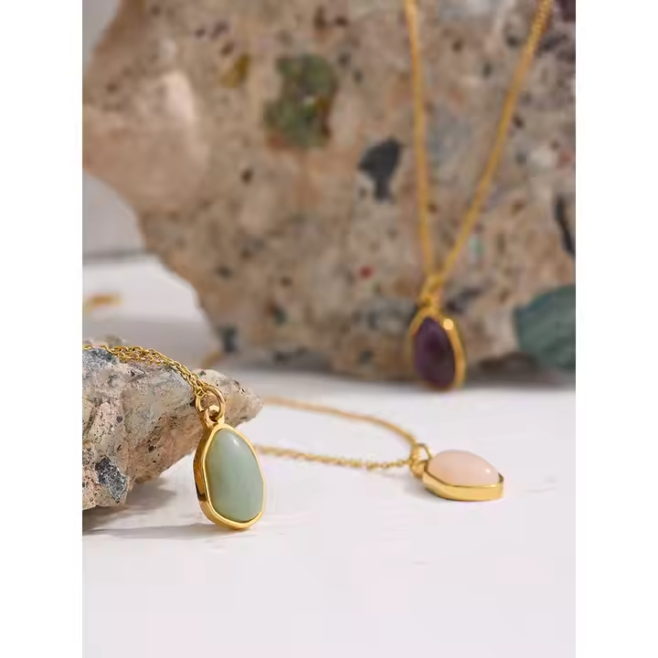 Colar Pingente pedra natural Quartzo Rosa - Dourado