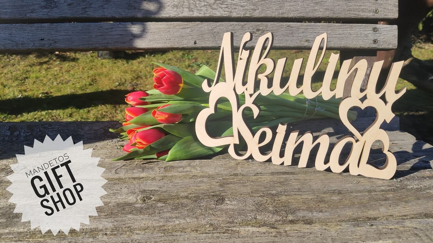 Pastatomas užrašas "Šeima"