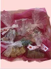 🩷Our ultimate sweet lovers treat box complete with an assortment of sweets and fudge.💜