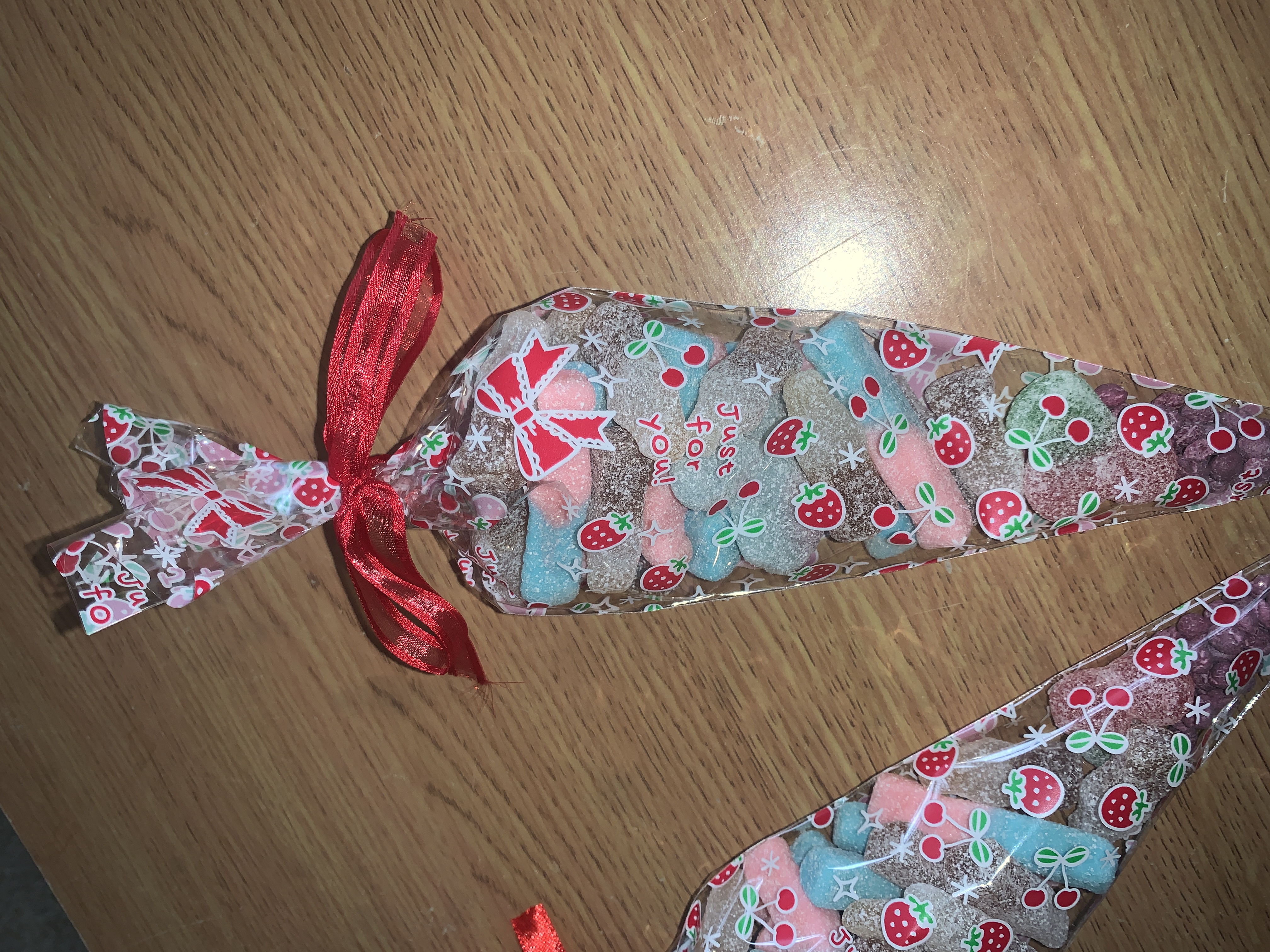 ❤️Strawberry patterned sweetcone bags complete with sweets and a ribbon to the top❤️