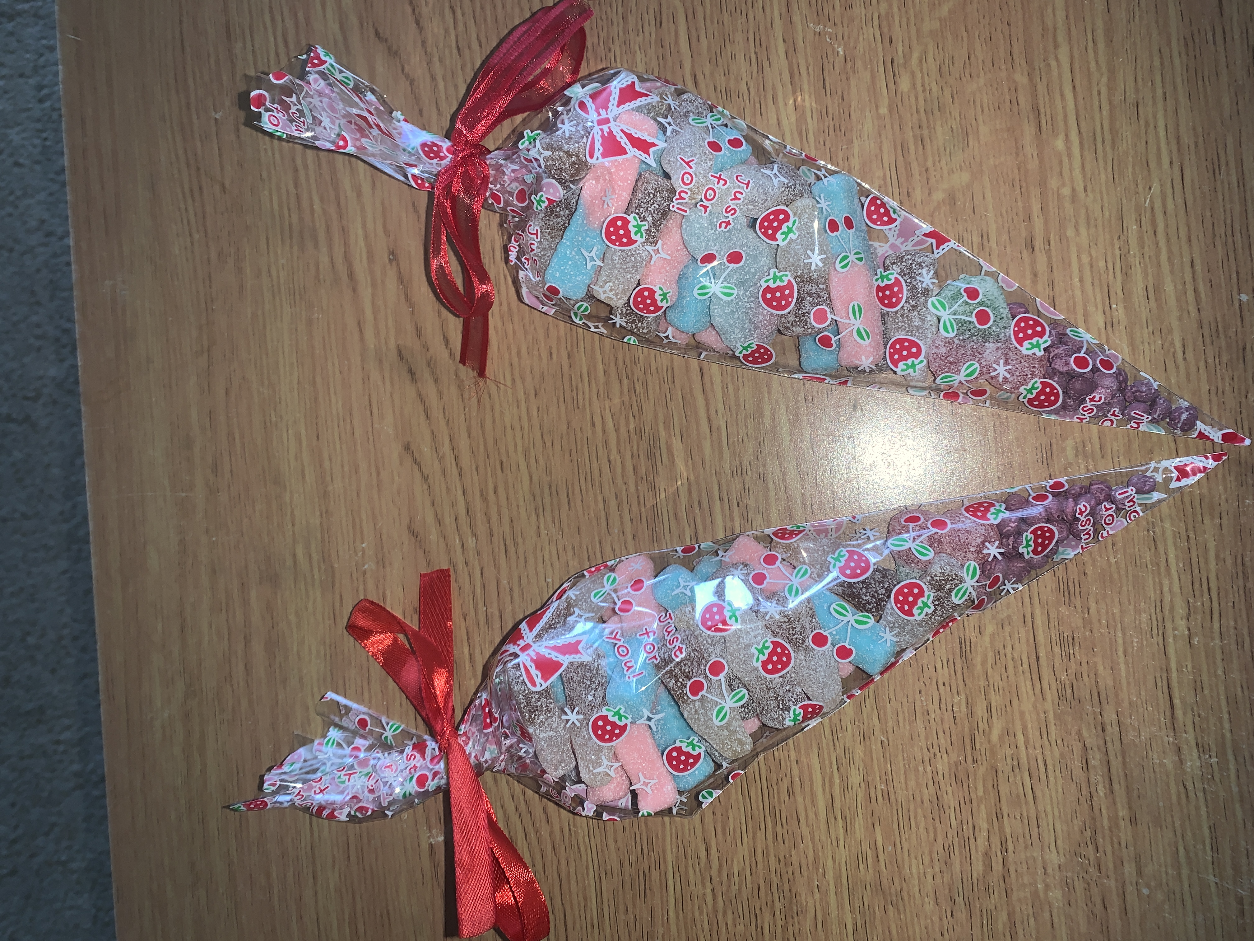 ❤️Strawberry patterned sweetcone bags complete with sweets and a ribbon to the top❤️