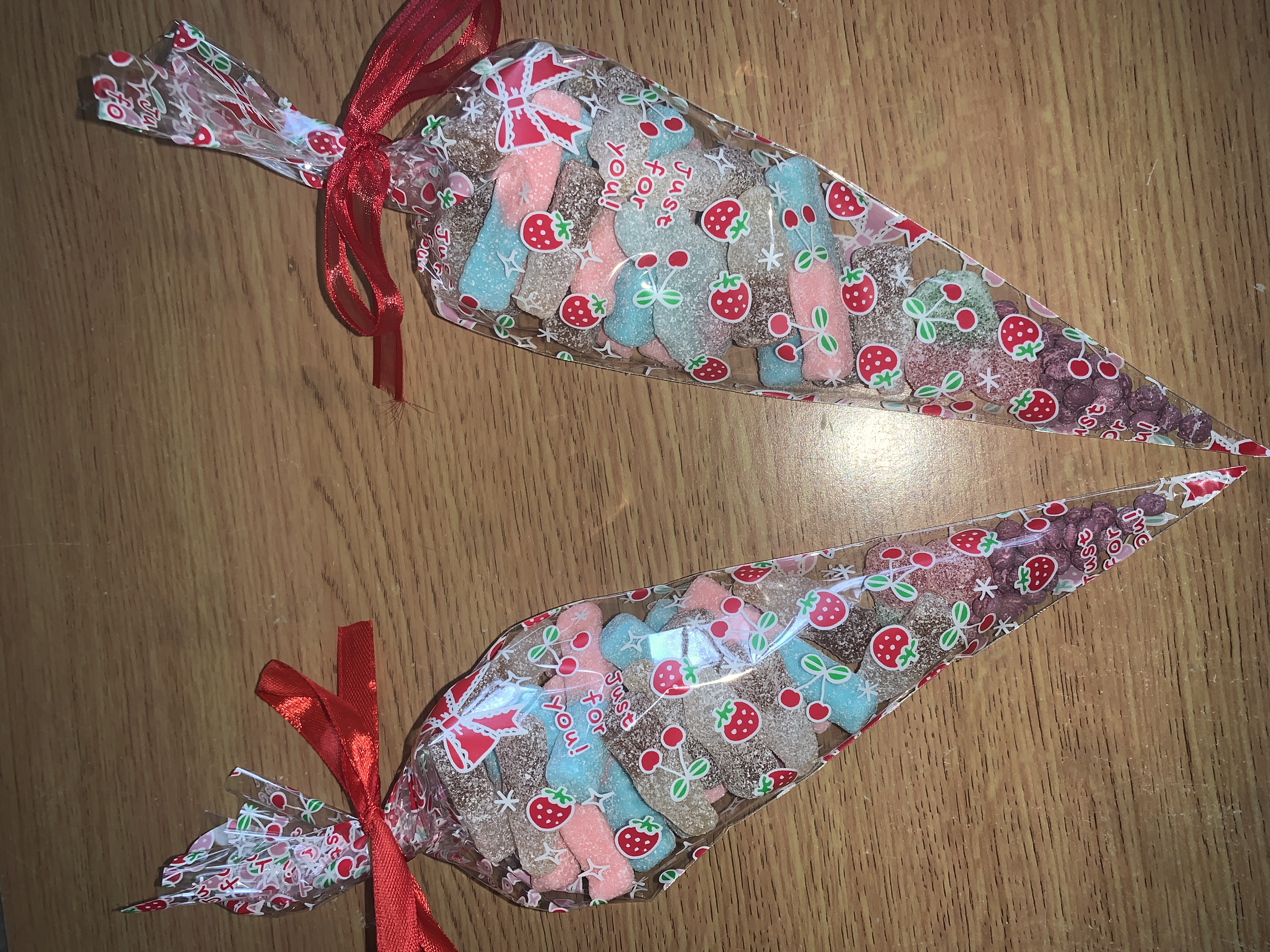 ❤️Strawberry patterned sweetcone bags complete with sweets and a ribbon to the top❤️