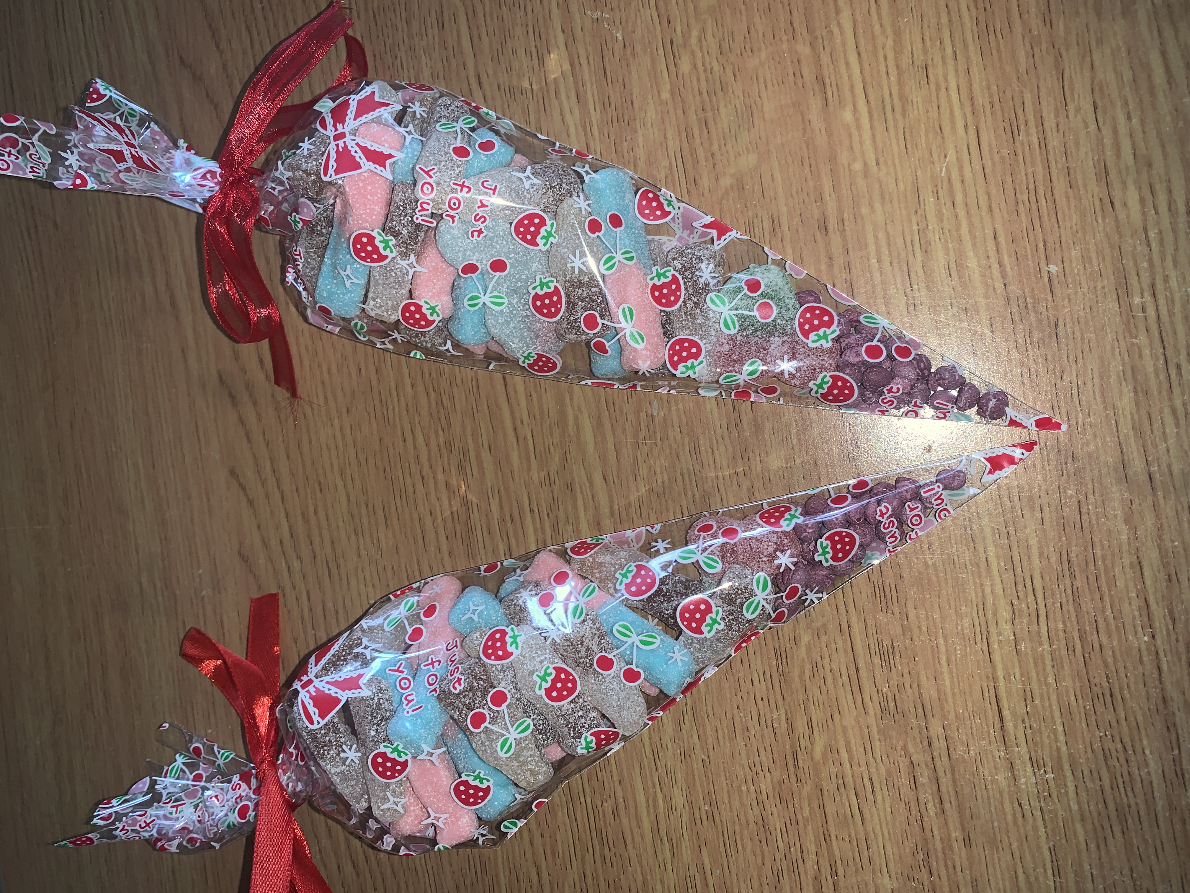 ❤️Strawberry patterned sweetcone bags complete with sweets and a ribbon to the top❤️