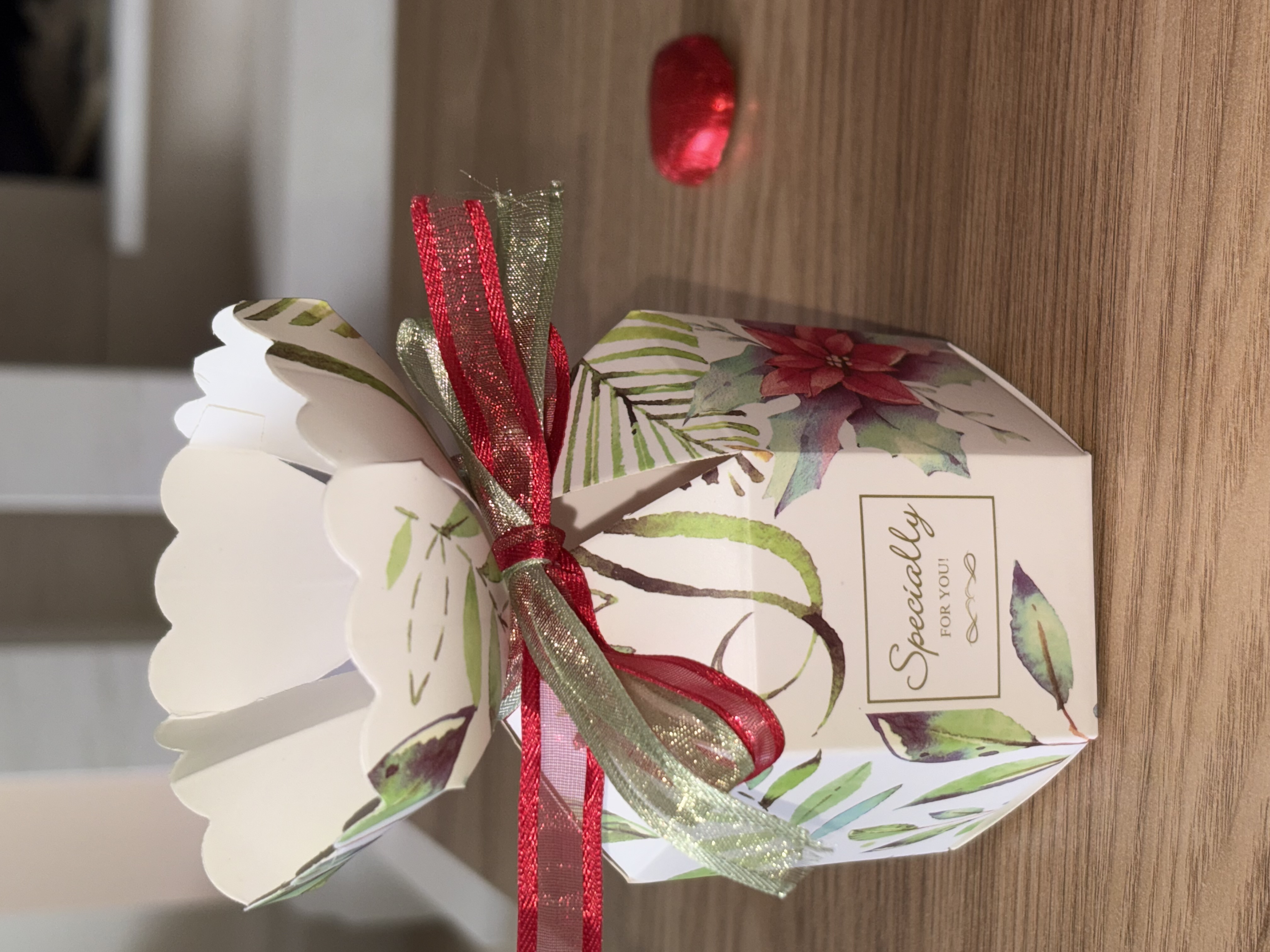 💚Green Floral Favour Box With Two Tone Red And Green Ribbon💚