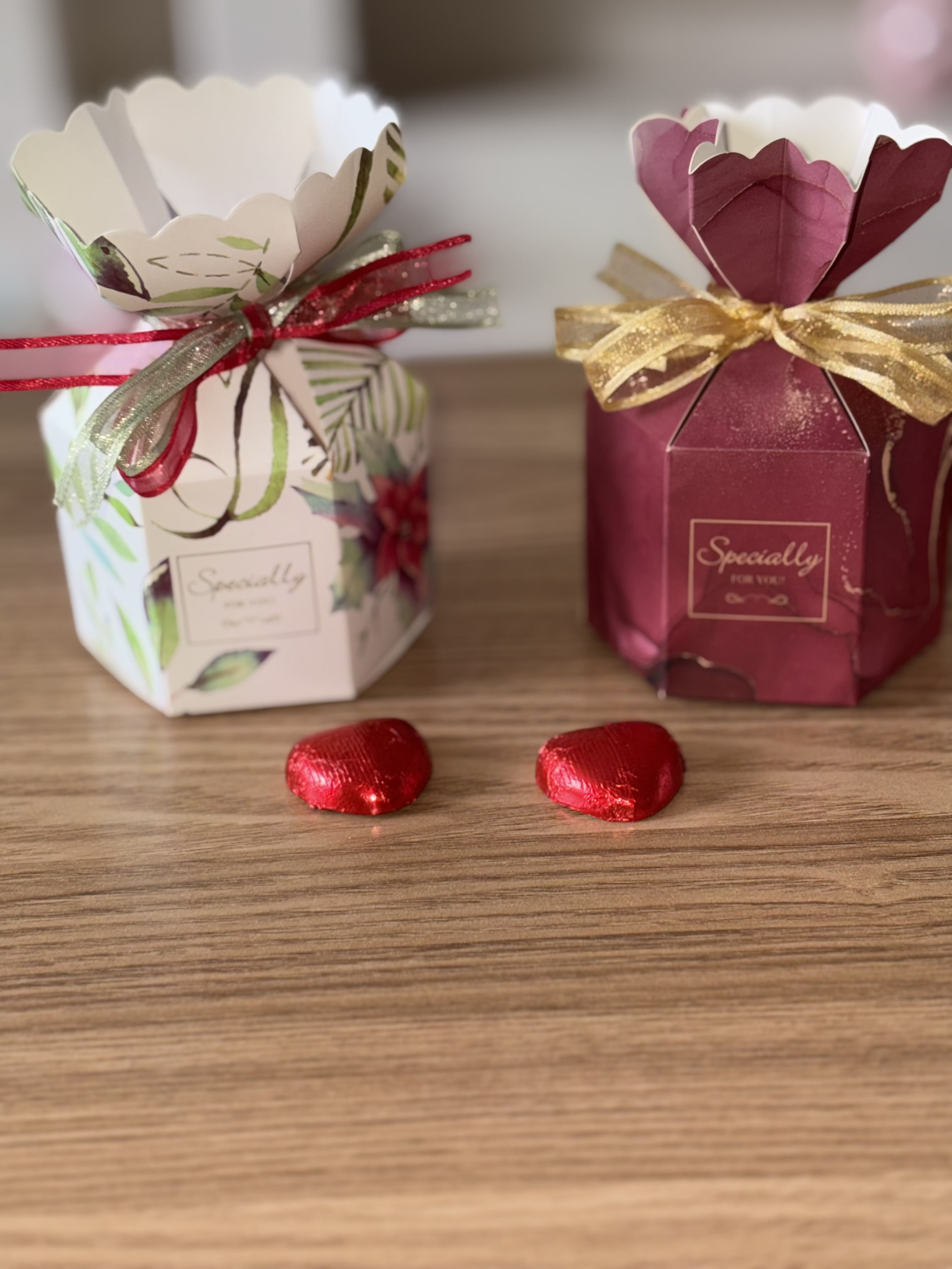 💚Green Floral Favour Box With Two Tone Red And Green Ribbon💚