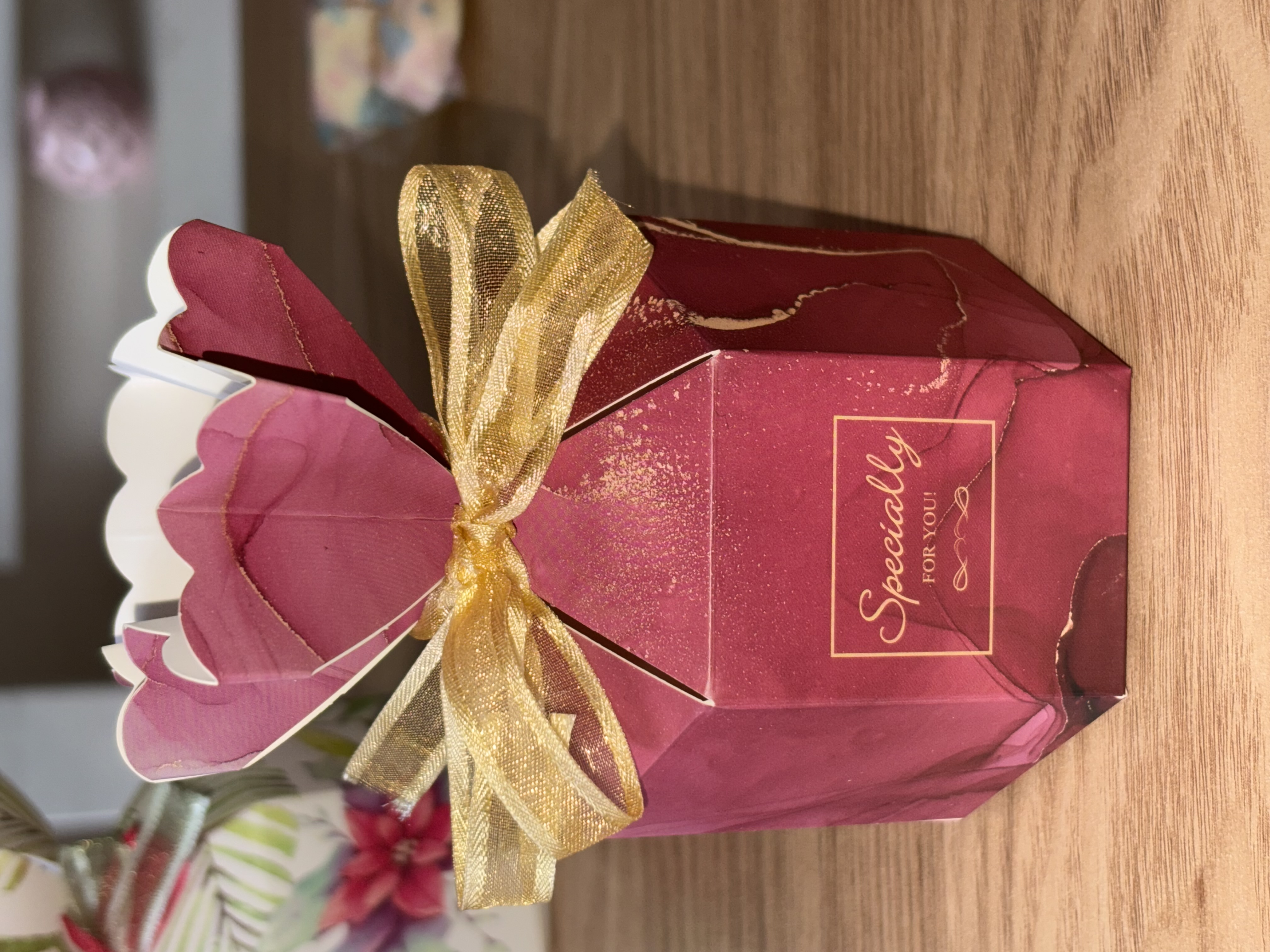 ❤️Deep Red Cracker Favour Box complete with two tone gold ribbon ❤️