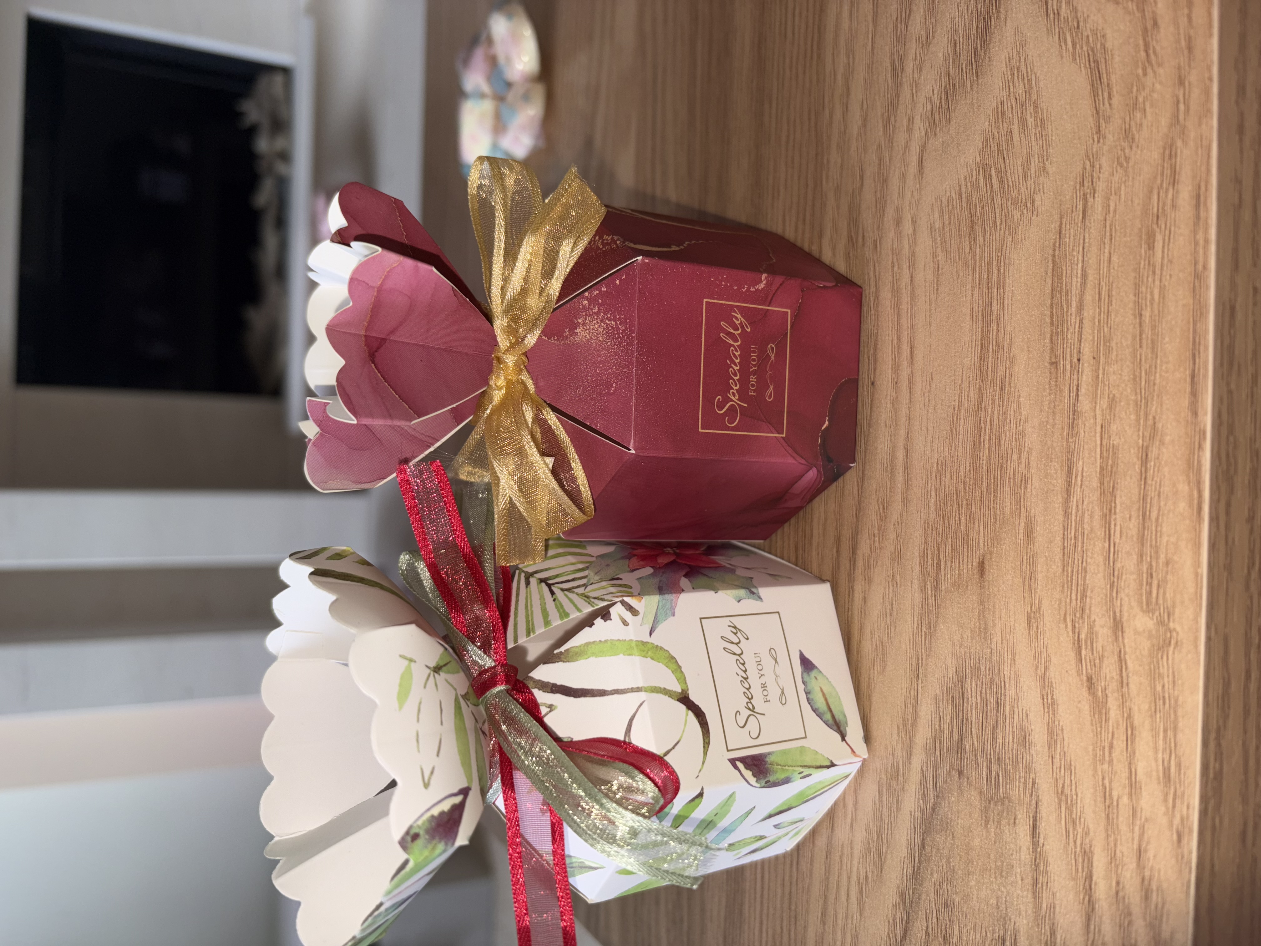 ❤️Deep Red Cracker Favour Box complete with two tone gold ribbon ❤️