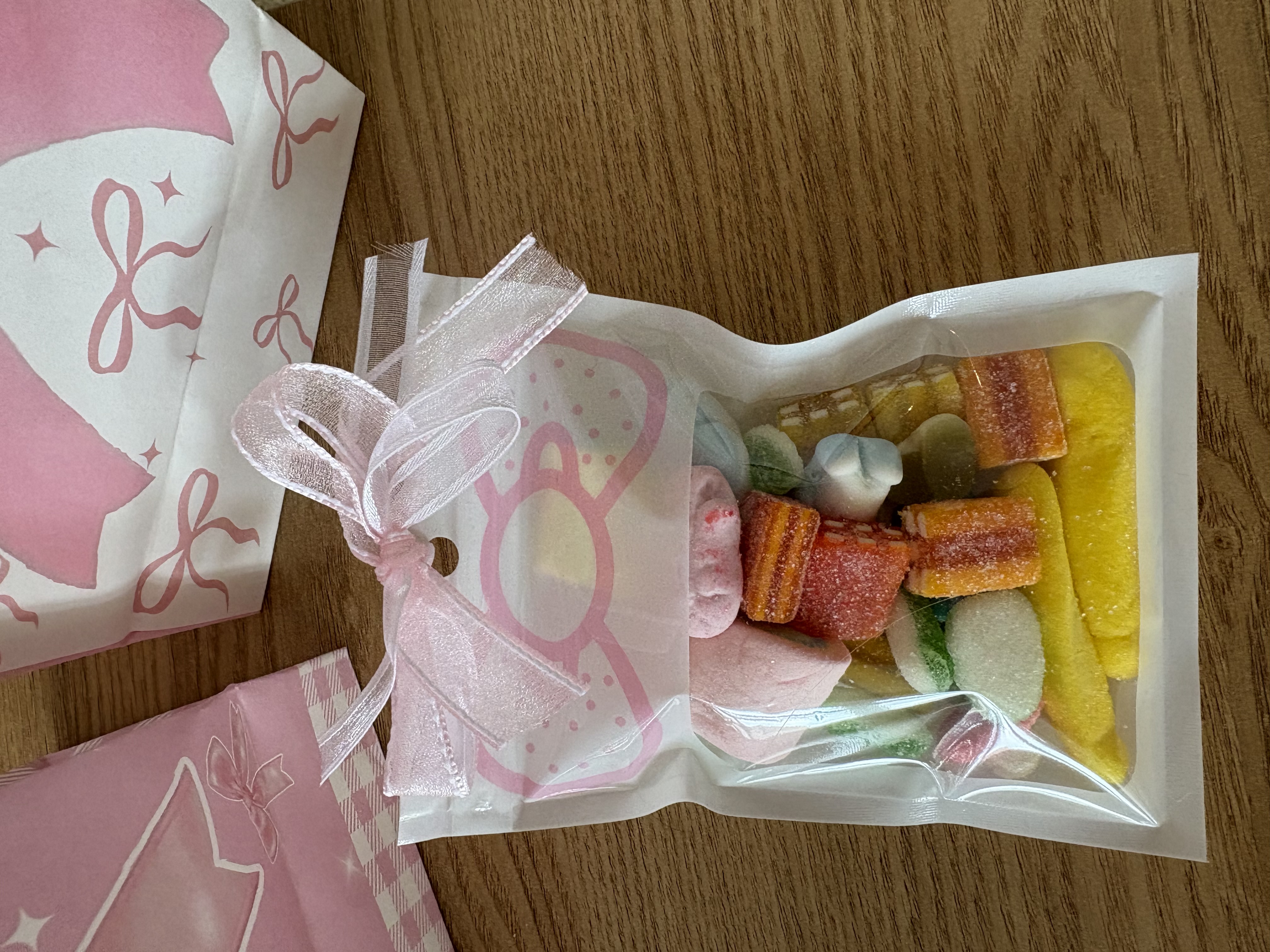 💗Bow treat bag complete with sweets and various party items💗