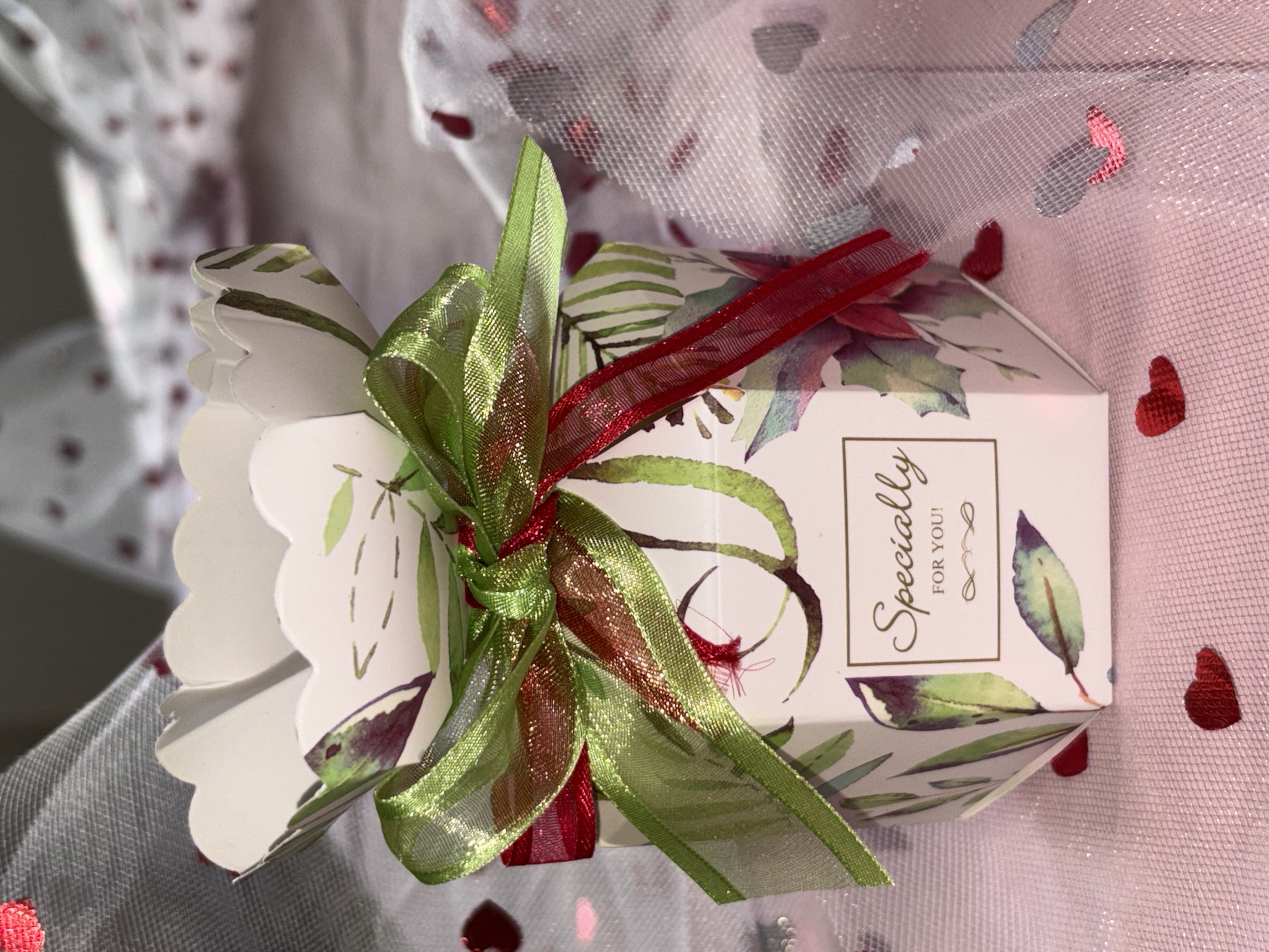 💚Green Floral Favour Box With Two Tone Red And Green Ribbon💚