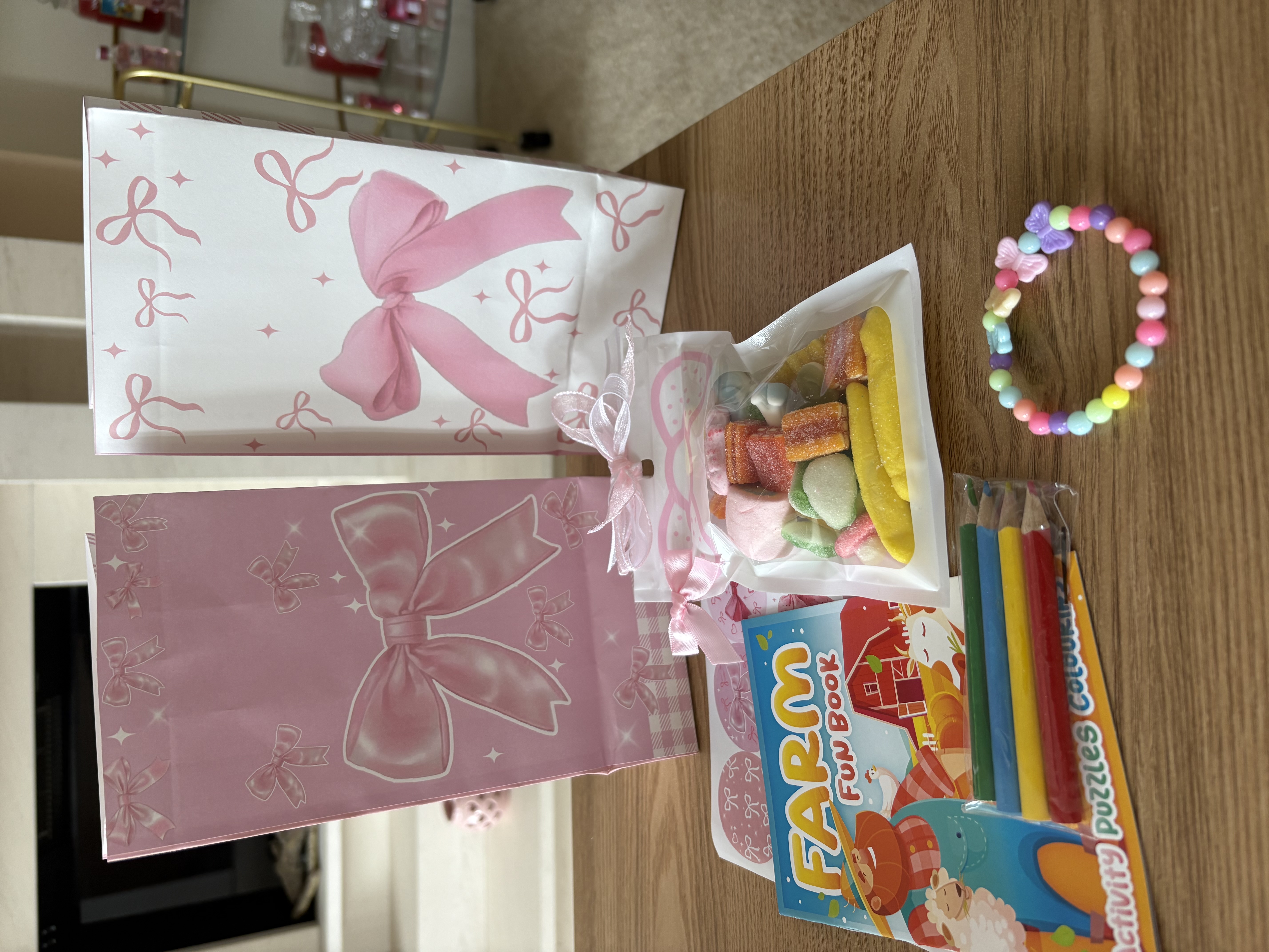 💗Bow treat bag complete with sweets and various party items💗