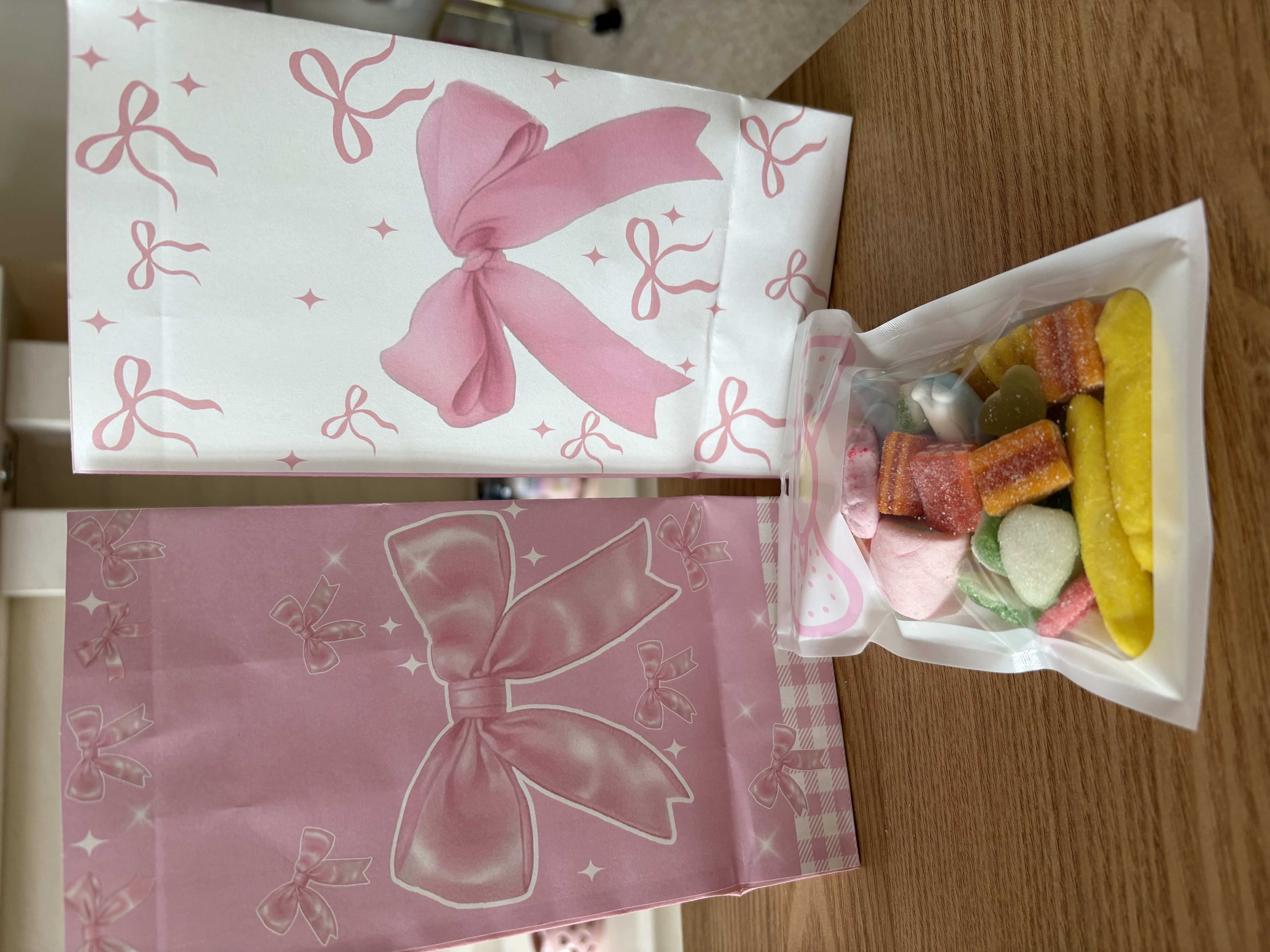 💗Bow treat bag complete with sweets and various party items💗