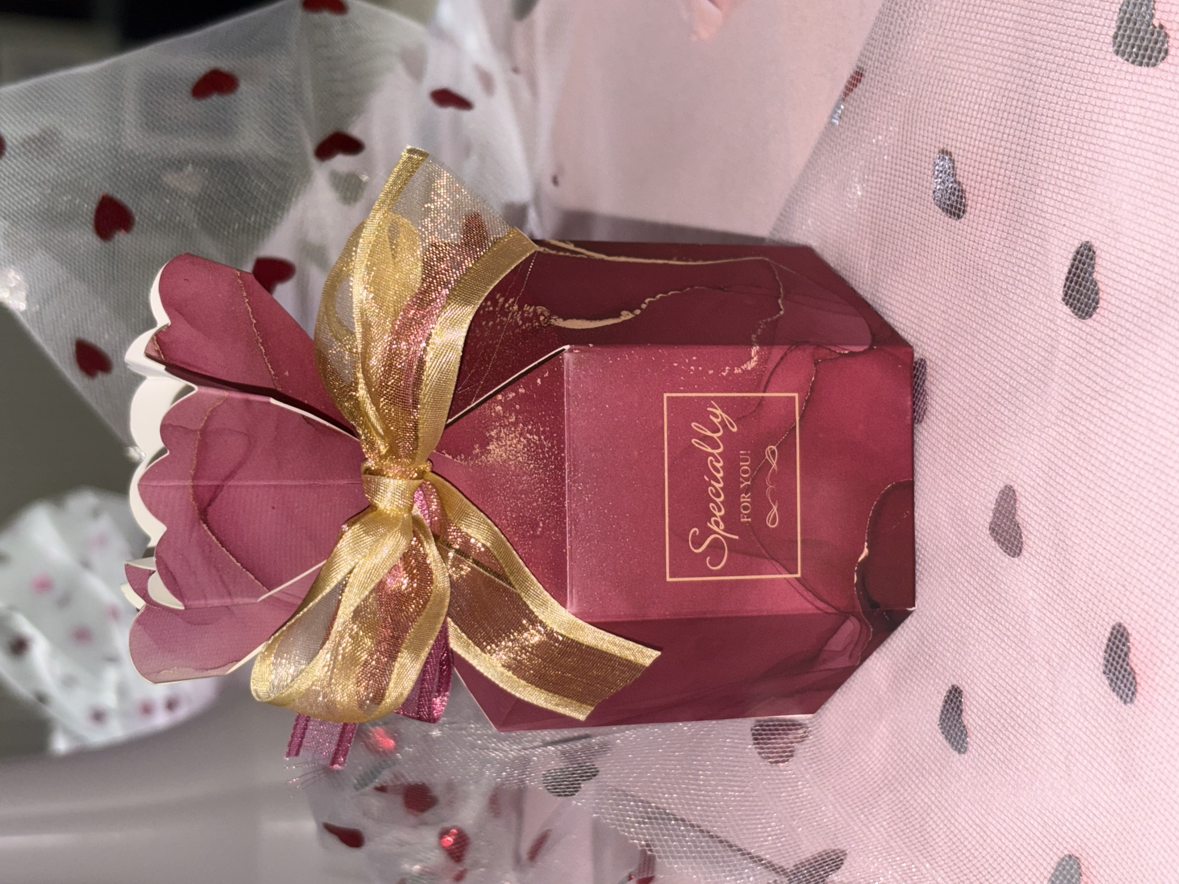❤️Deep Red Cracker Favour Box complete with two tone gold ribbon ❤️