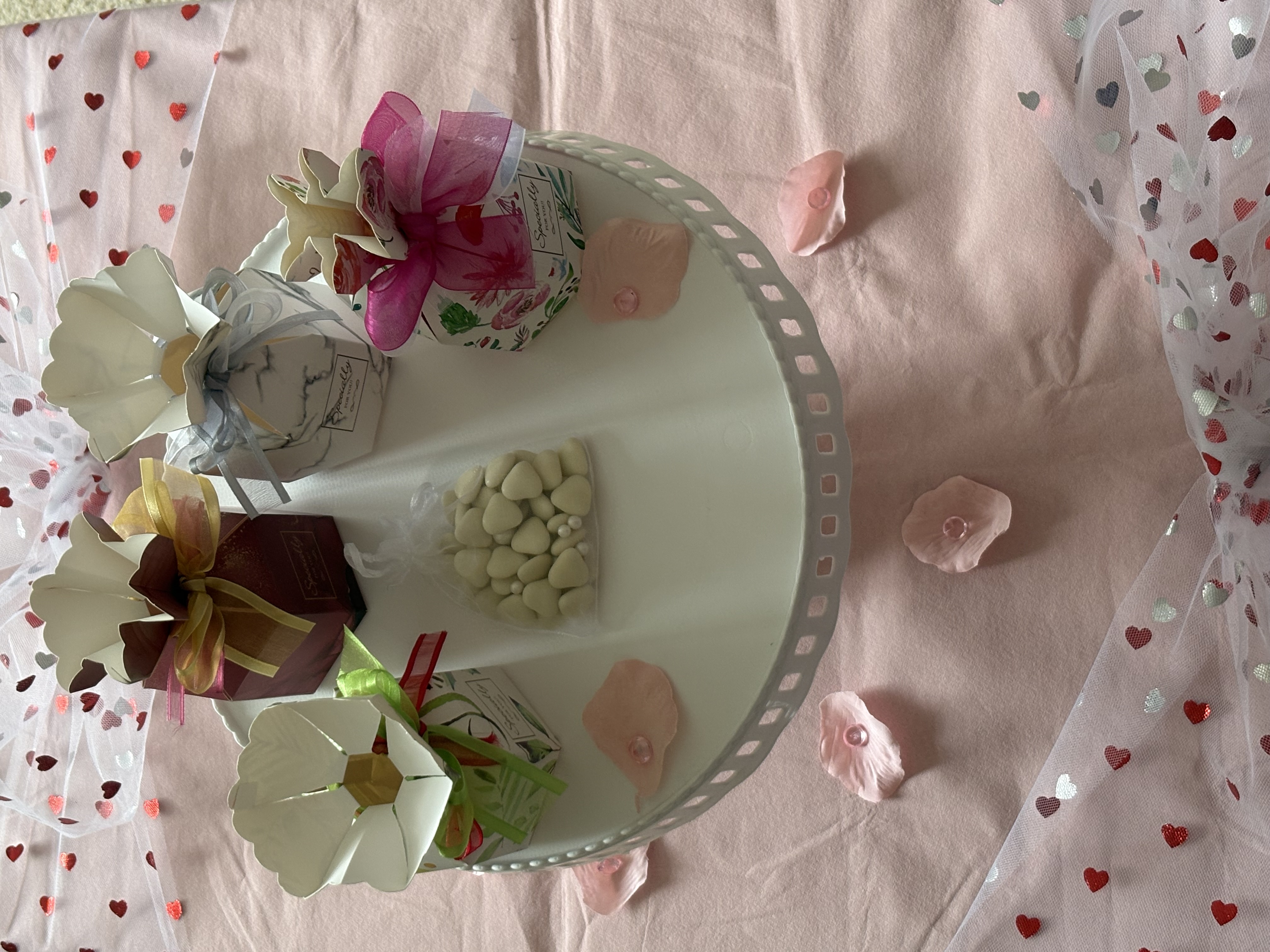 💚Green Floral Favour Box With Two Tone Red And Green Ribbon💚