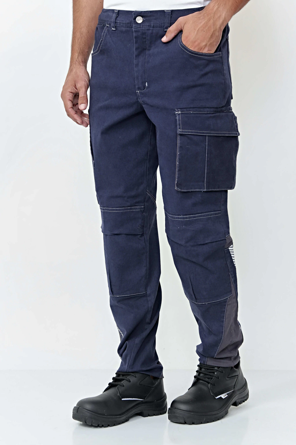Pantalón OMBU cargo modelo Strauss