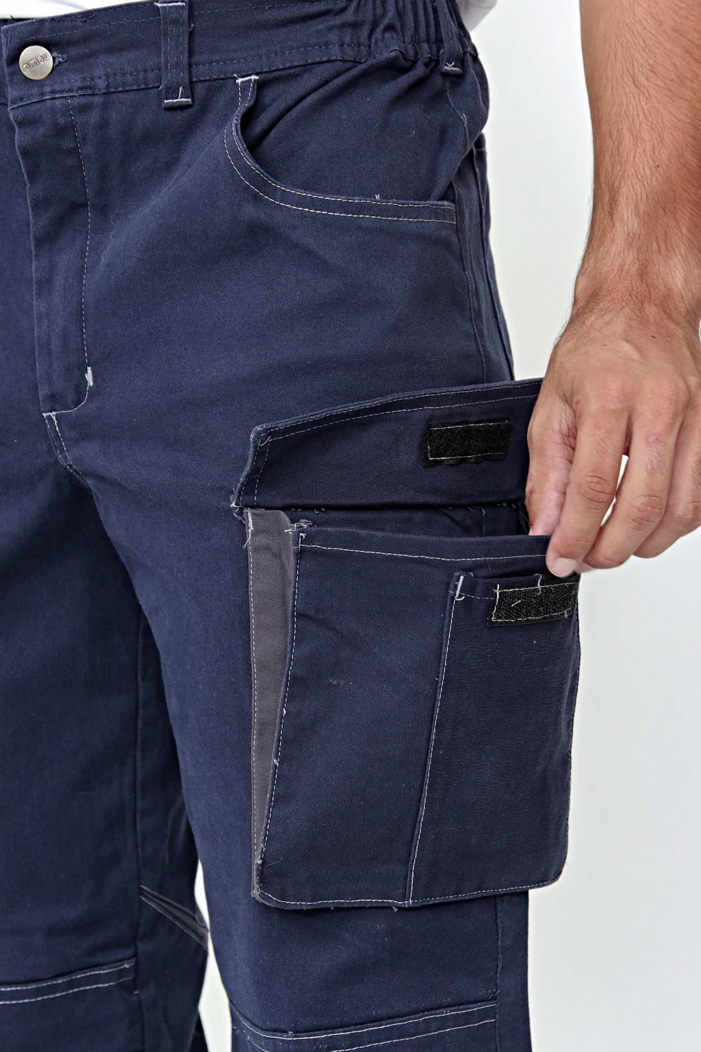 Pantalón OMBU cargo modelo Strauss