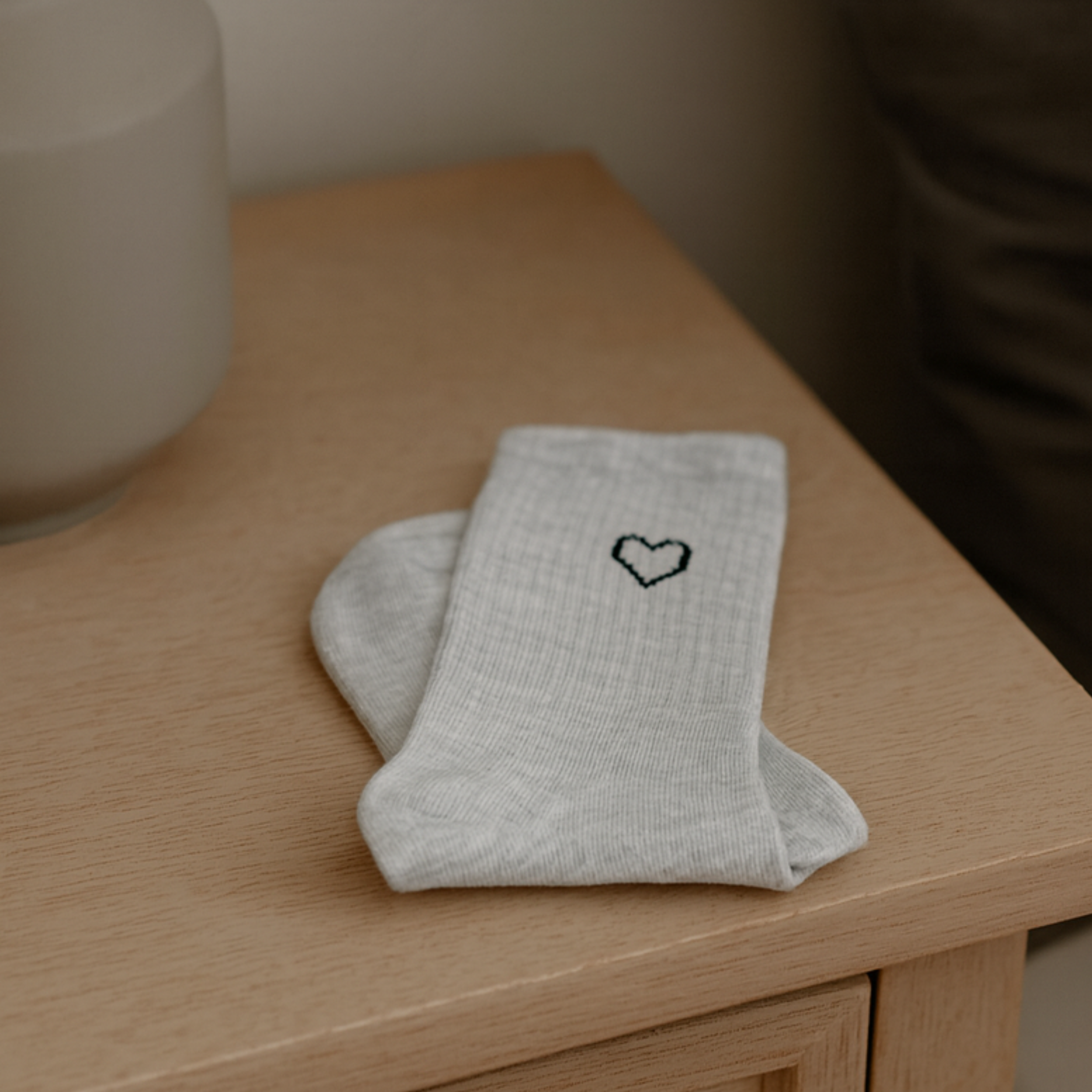 Pilkos kojinės su širdele