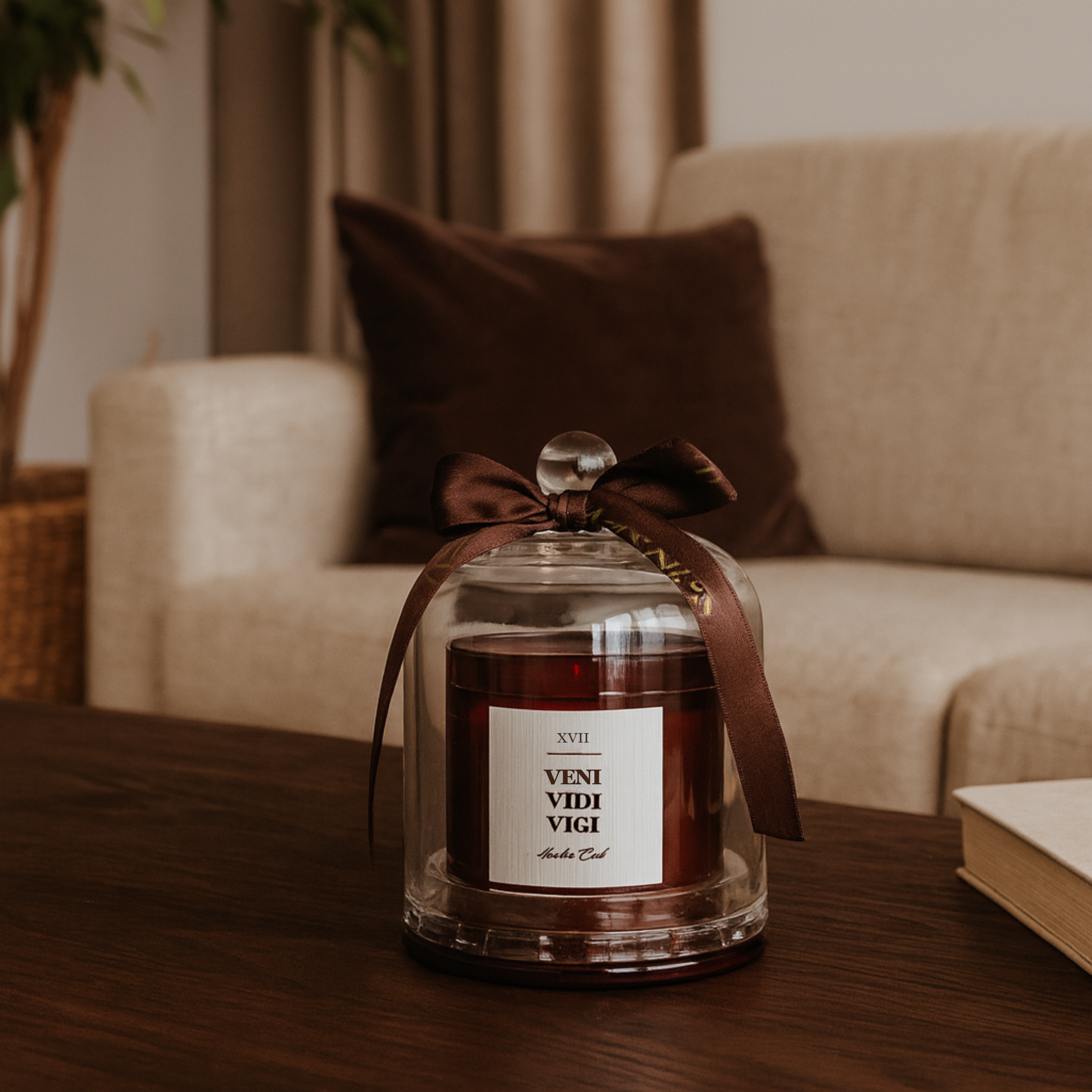 Gintaro kvapo žvakė po stikliniu gaubtu