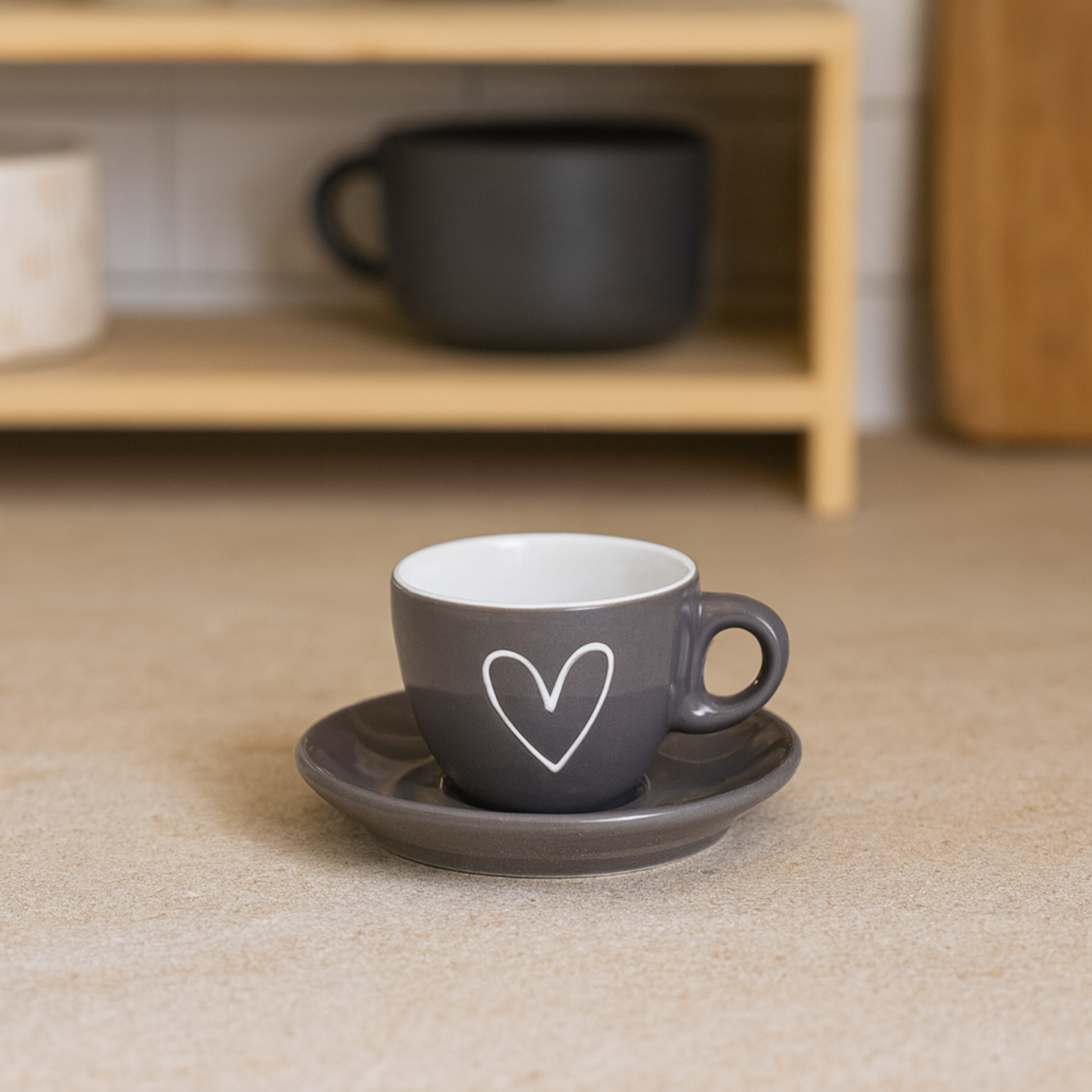 Tamsiai pilkas espresso puodelis su lėkštute