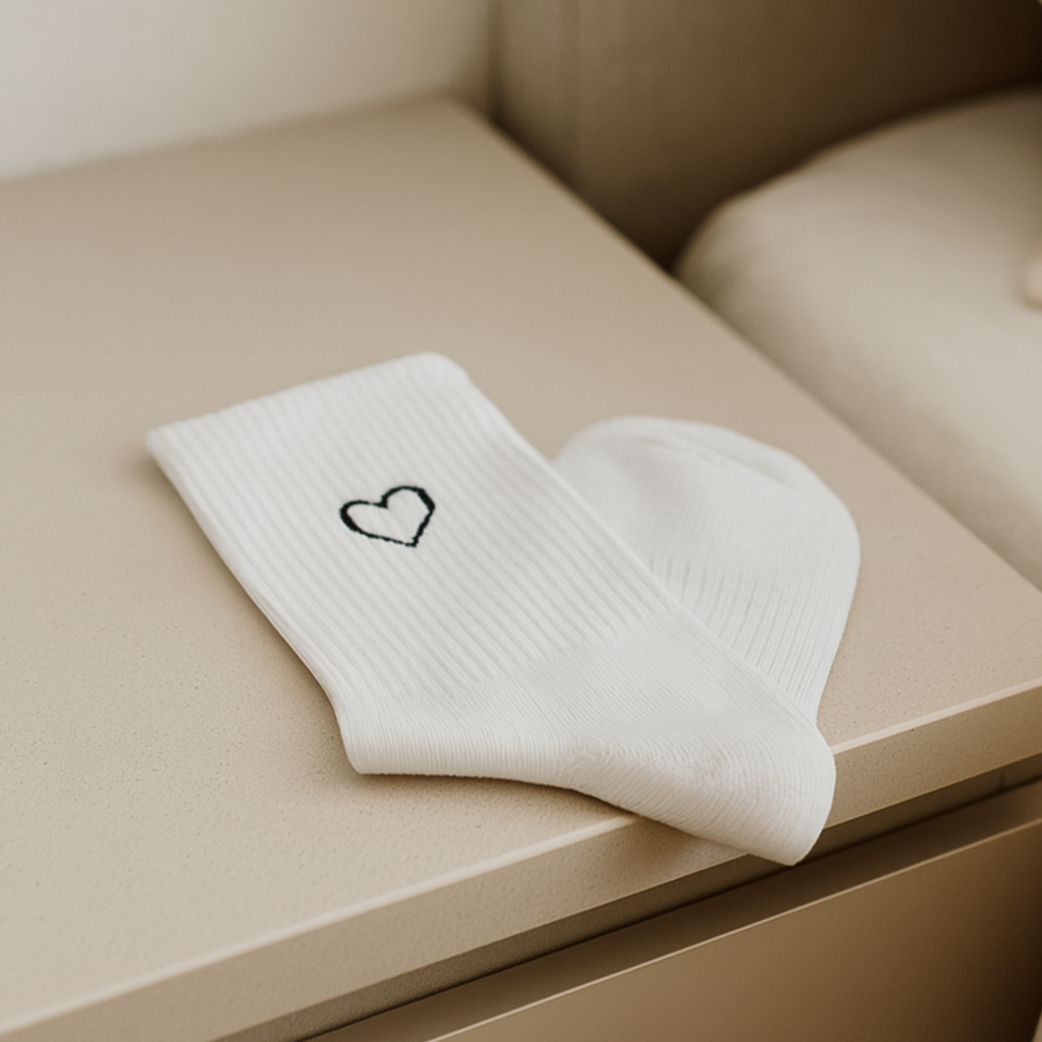 Baltos kojinės su širdele