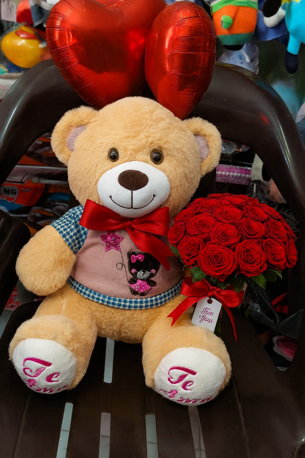Oso de peluche con ramo y globos