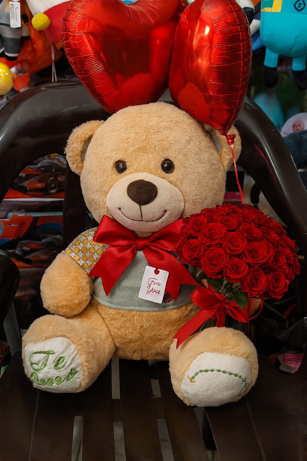 Oso de peluche con ramo y globos