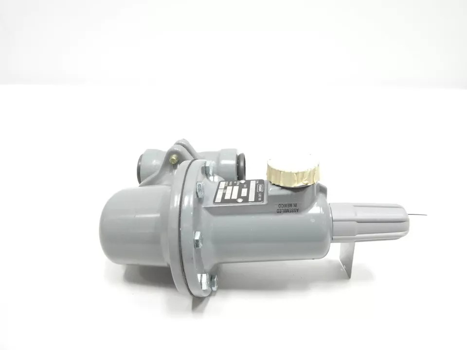 Fisher 627 Iron Threaded Pressure Reducing Regulator Valve, 1-inch NPT, 35-80 PSI