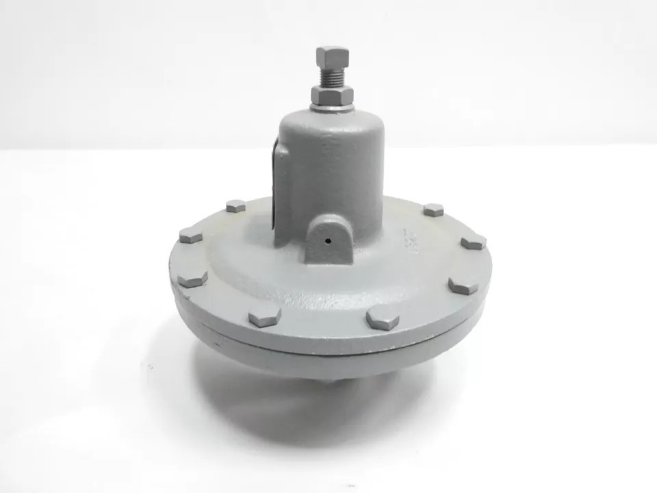 Fisher 627 Iron Threaded Pressure Reducing Regulator Valve, 1-inch NPT, 35-80 PSI