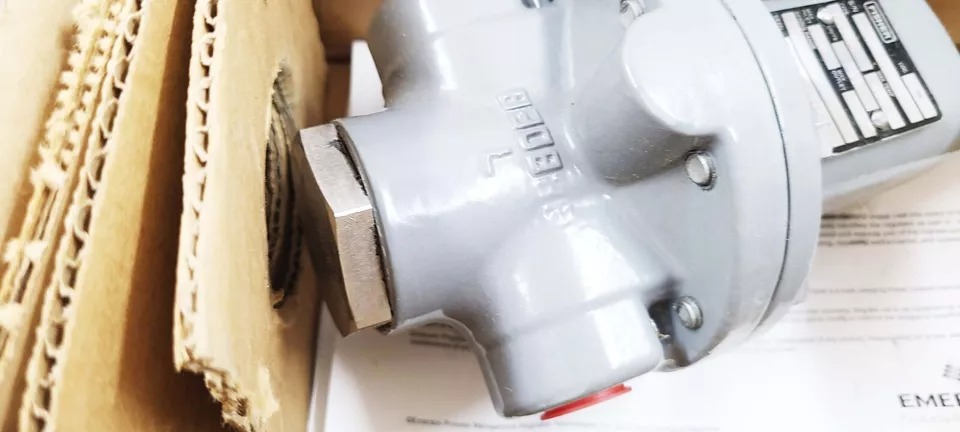 Fisher MR98H Pressure Regulator Valve, 15-200 PSI, 1/2" NPT, Spring Loaded