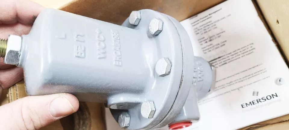 Fisher MR98H Pressure Regulator Valve, 15-200 PSI, 1/2" NPT, Spring Loaded