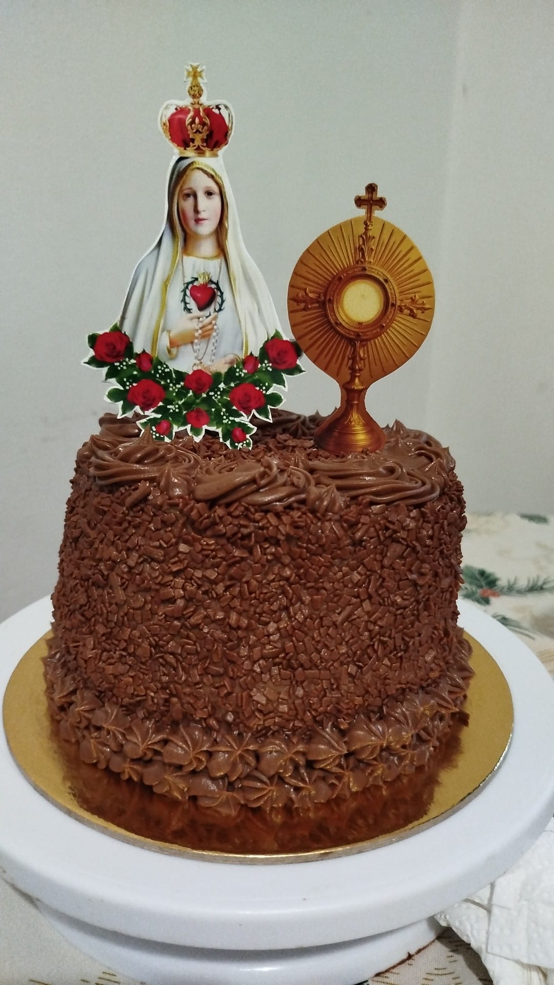 Bolo de chocolate para celebração religiosa
