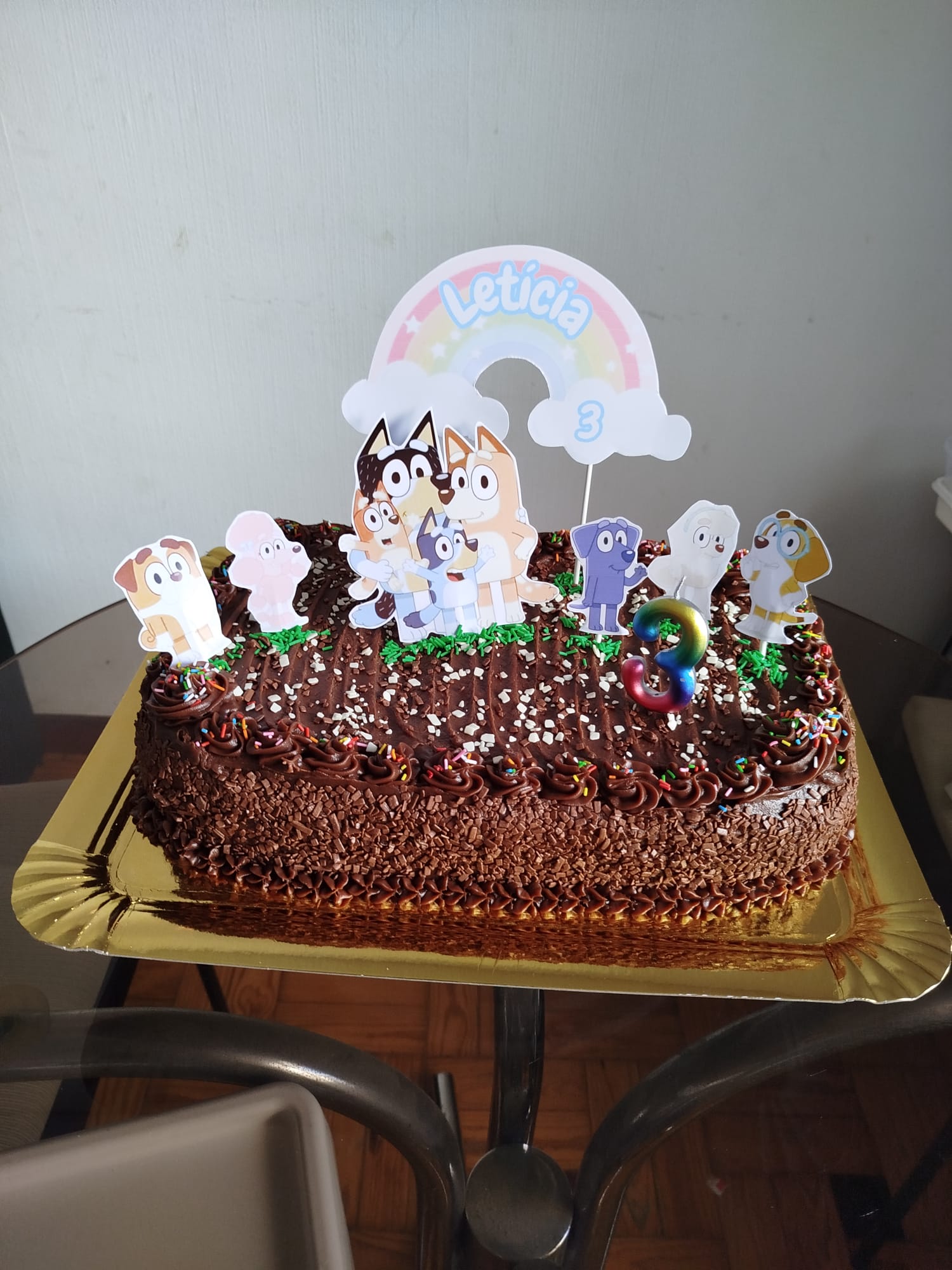 Bolo de chocolate de aniversário com tema Bluey
