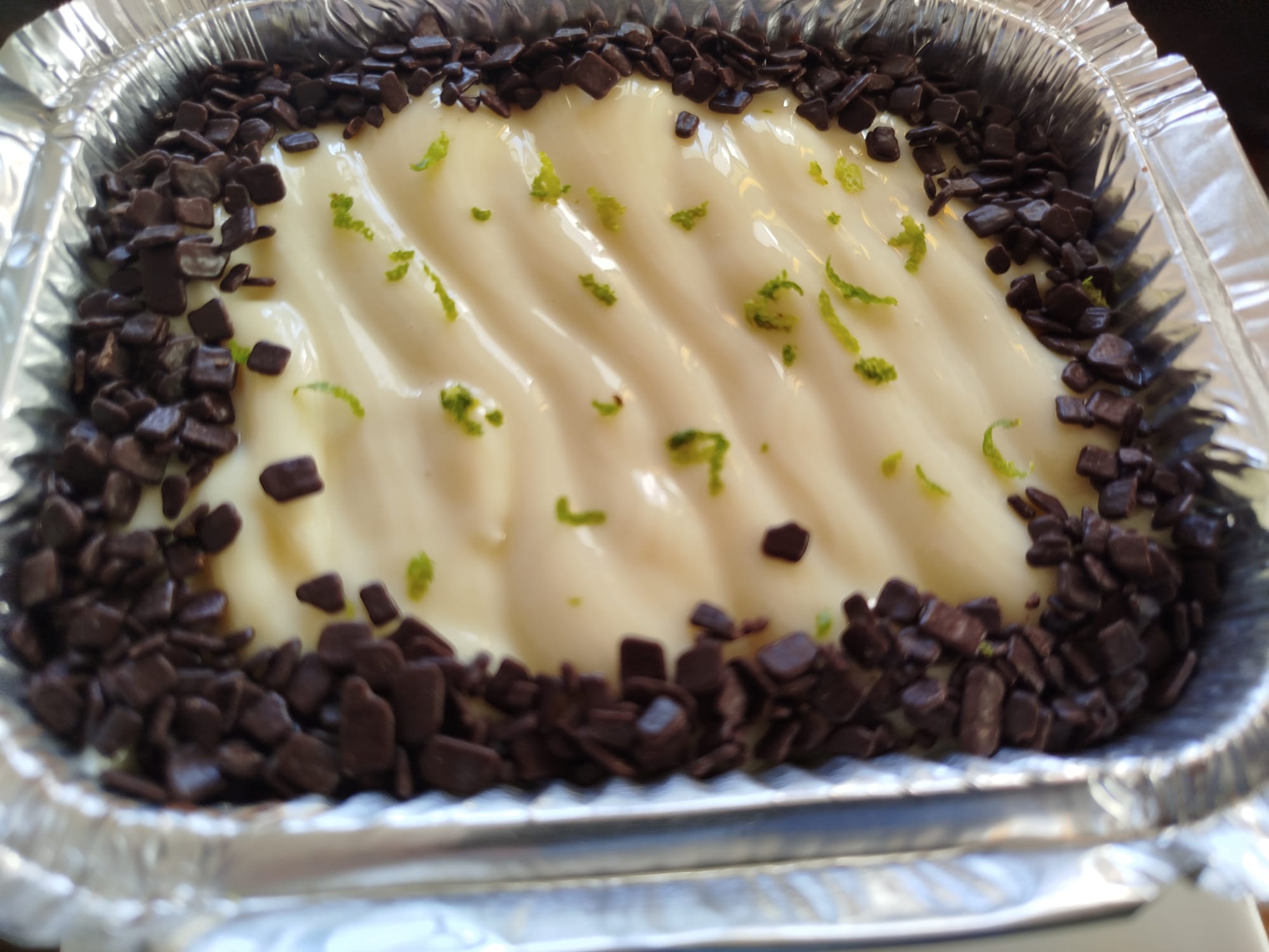 Sobremesa de creme de limão com gotas de chocolate
