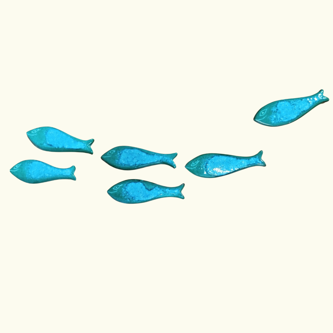 Banc de petits poissons turquoise