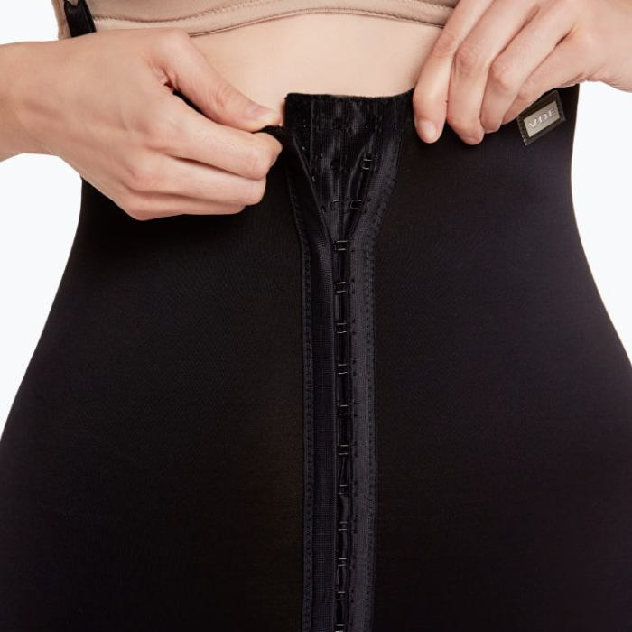 Faja transferencia de grasa con prolongación abdominal, por debajo de la rodilla color negro.