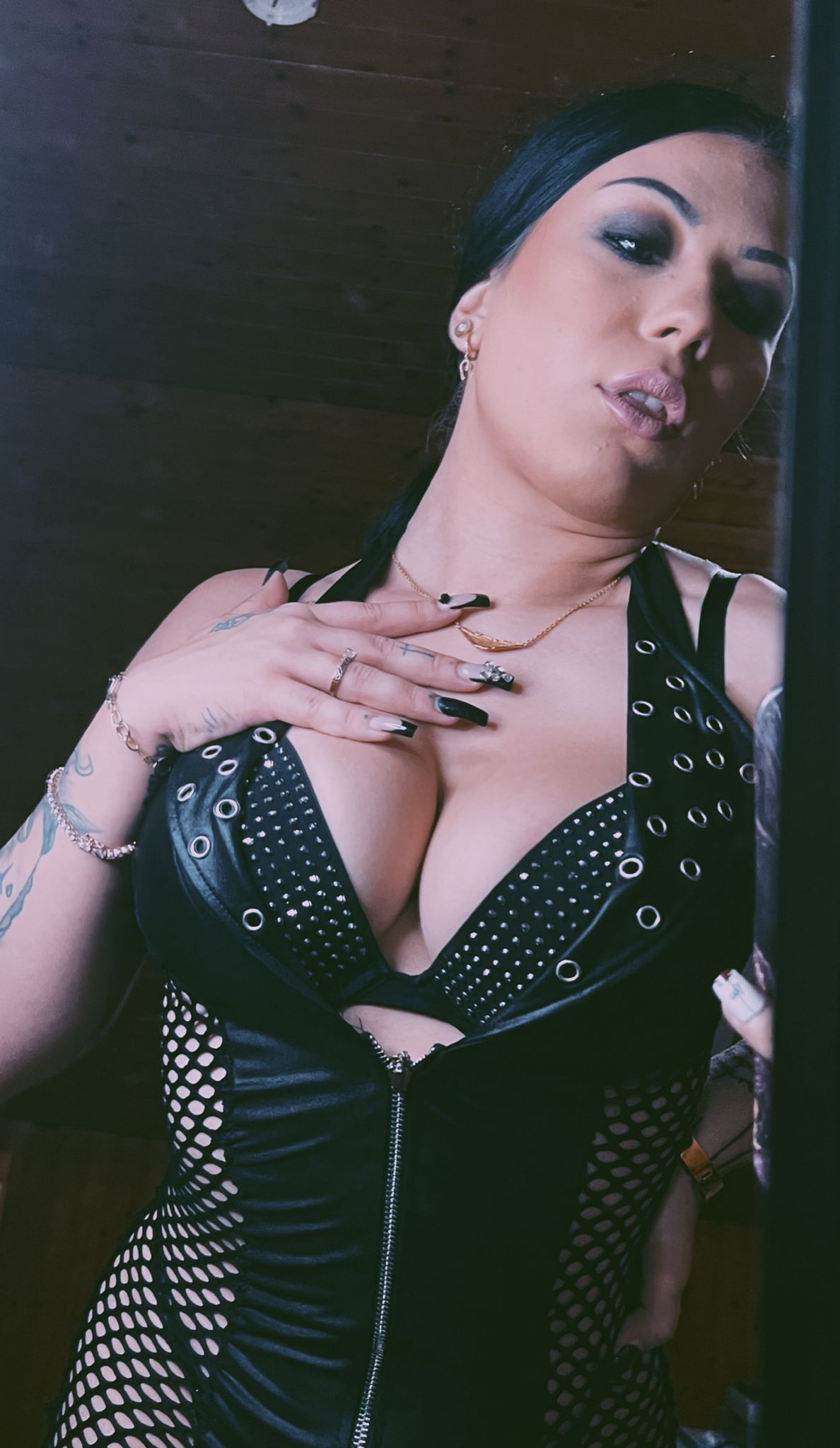 Tritt ein in Mistress Mel's Reich der Dominanz und des Vergnügens