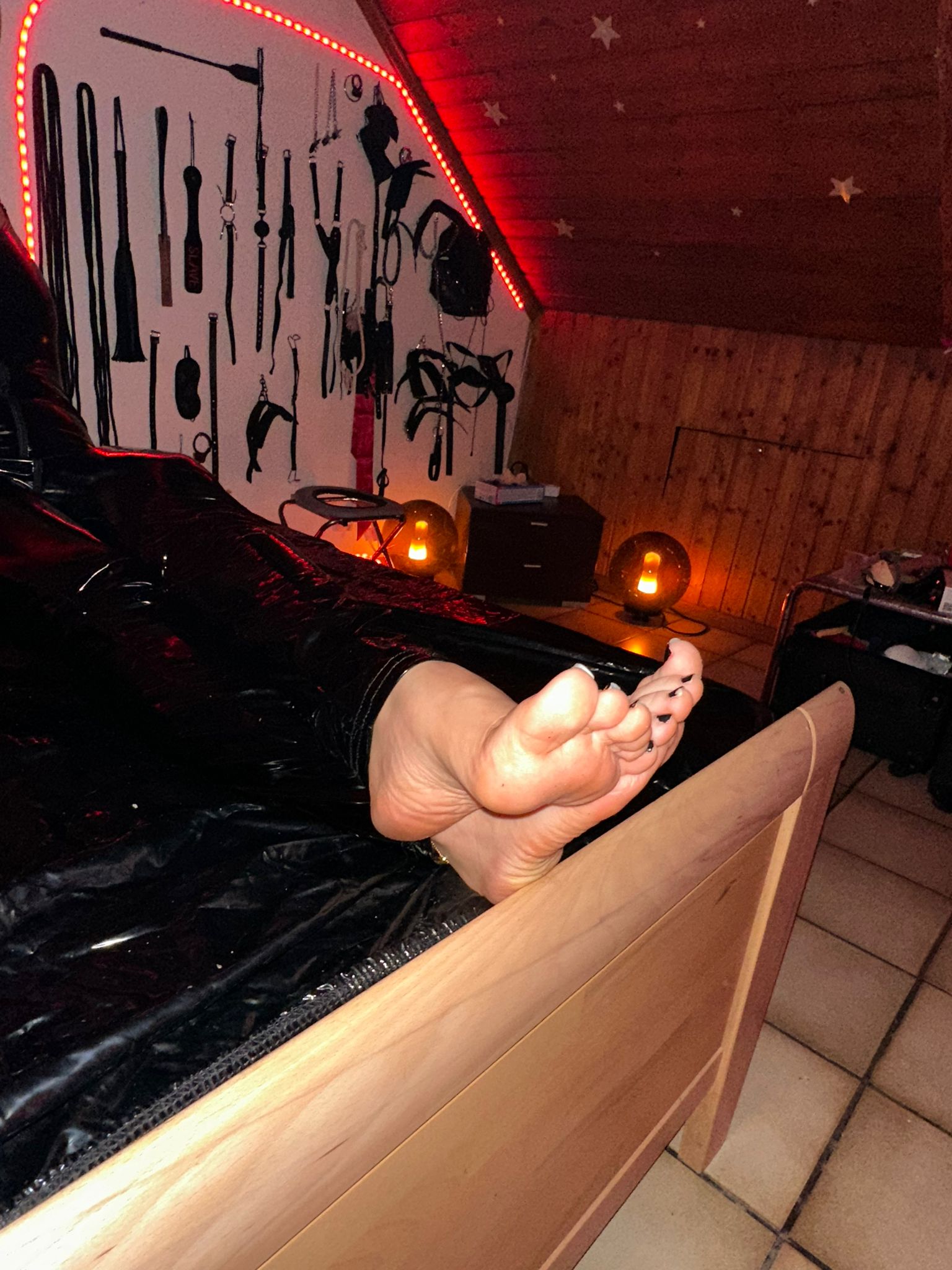 Tritt ein in Mistress Mel's Reich der Dominanz und des Vergnügens