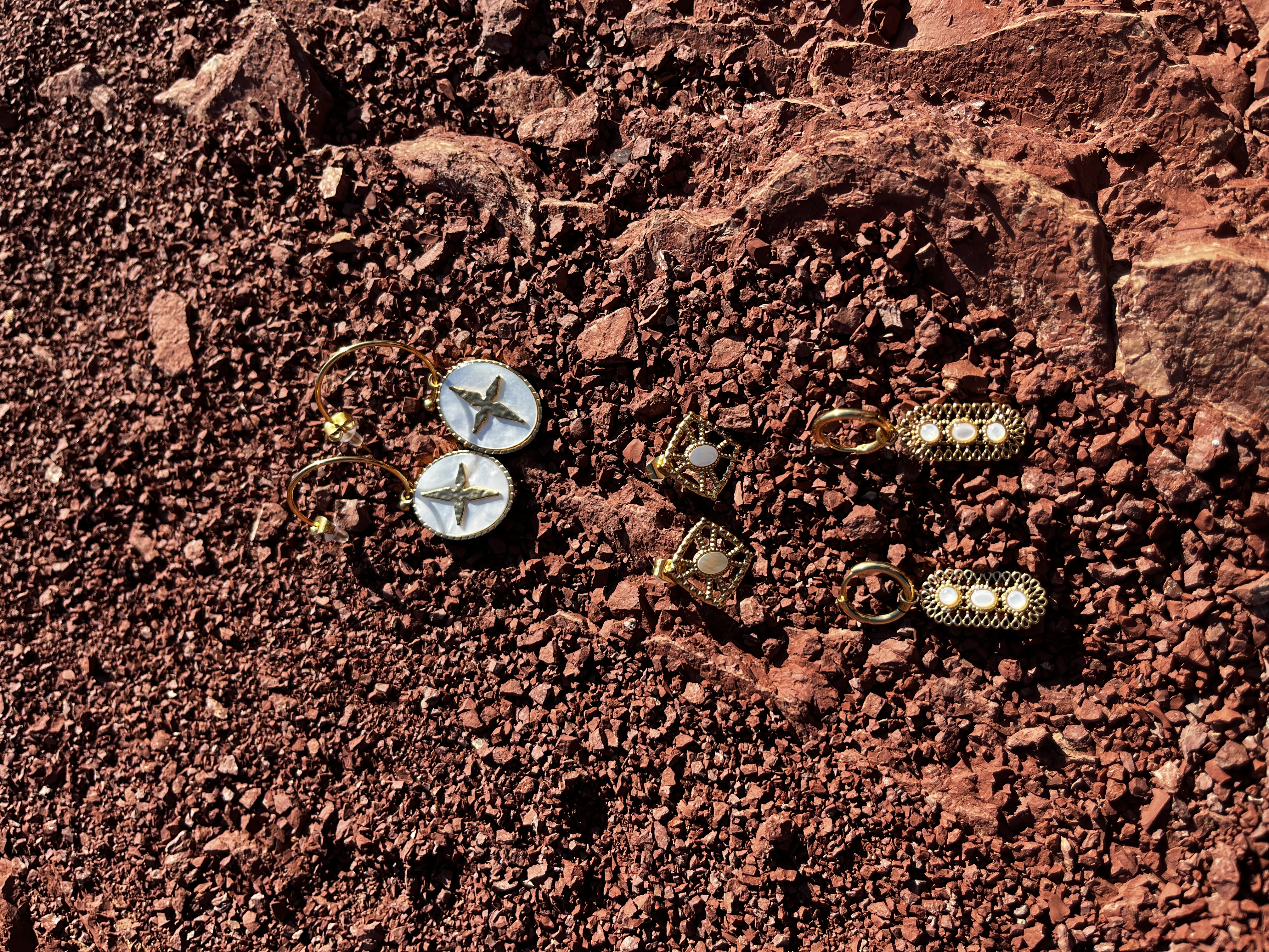 Créoles Adara nacre blanche