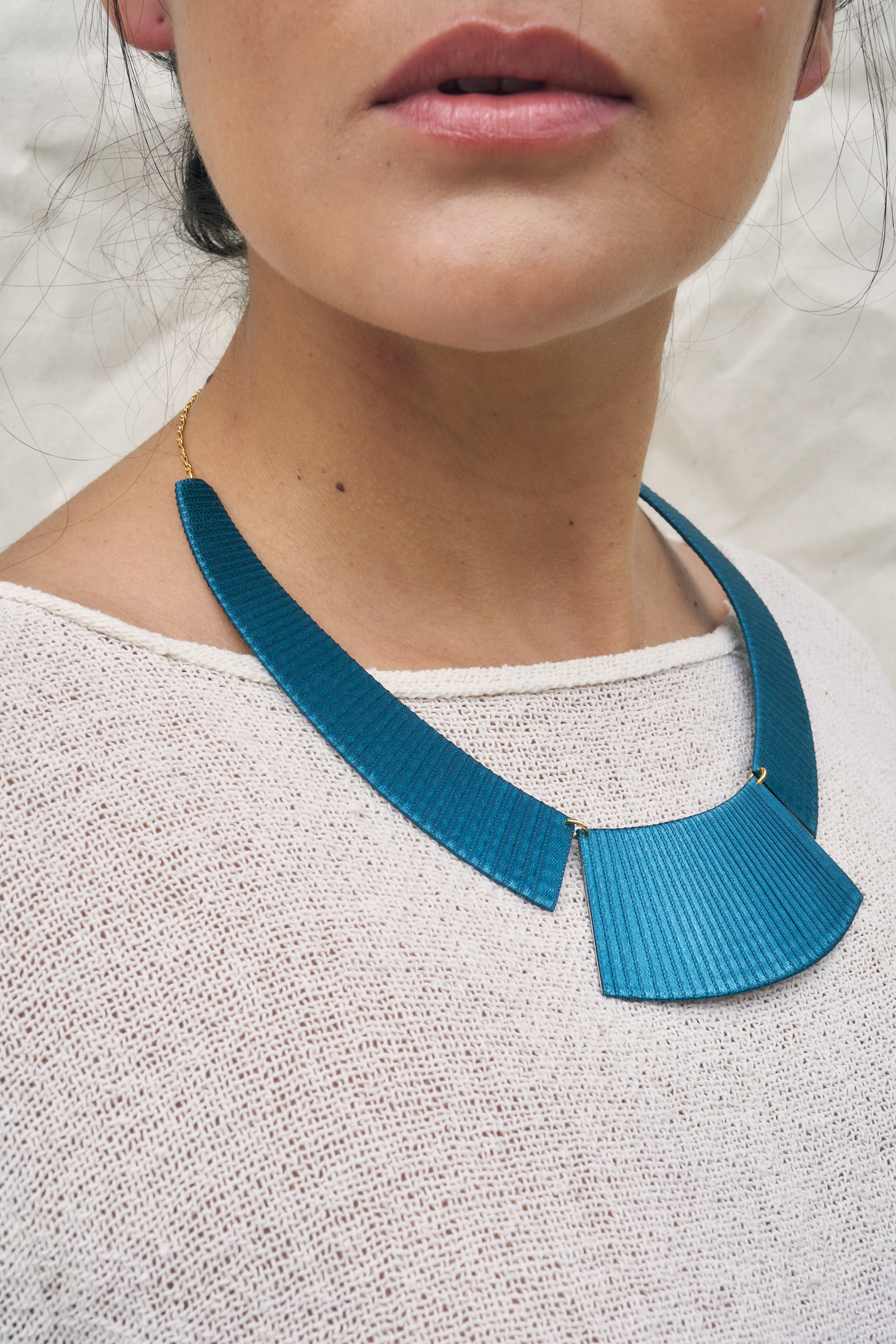 SANNA. Collier _ bleu canard