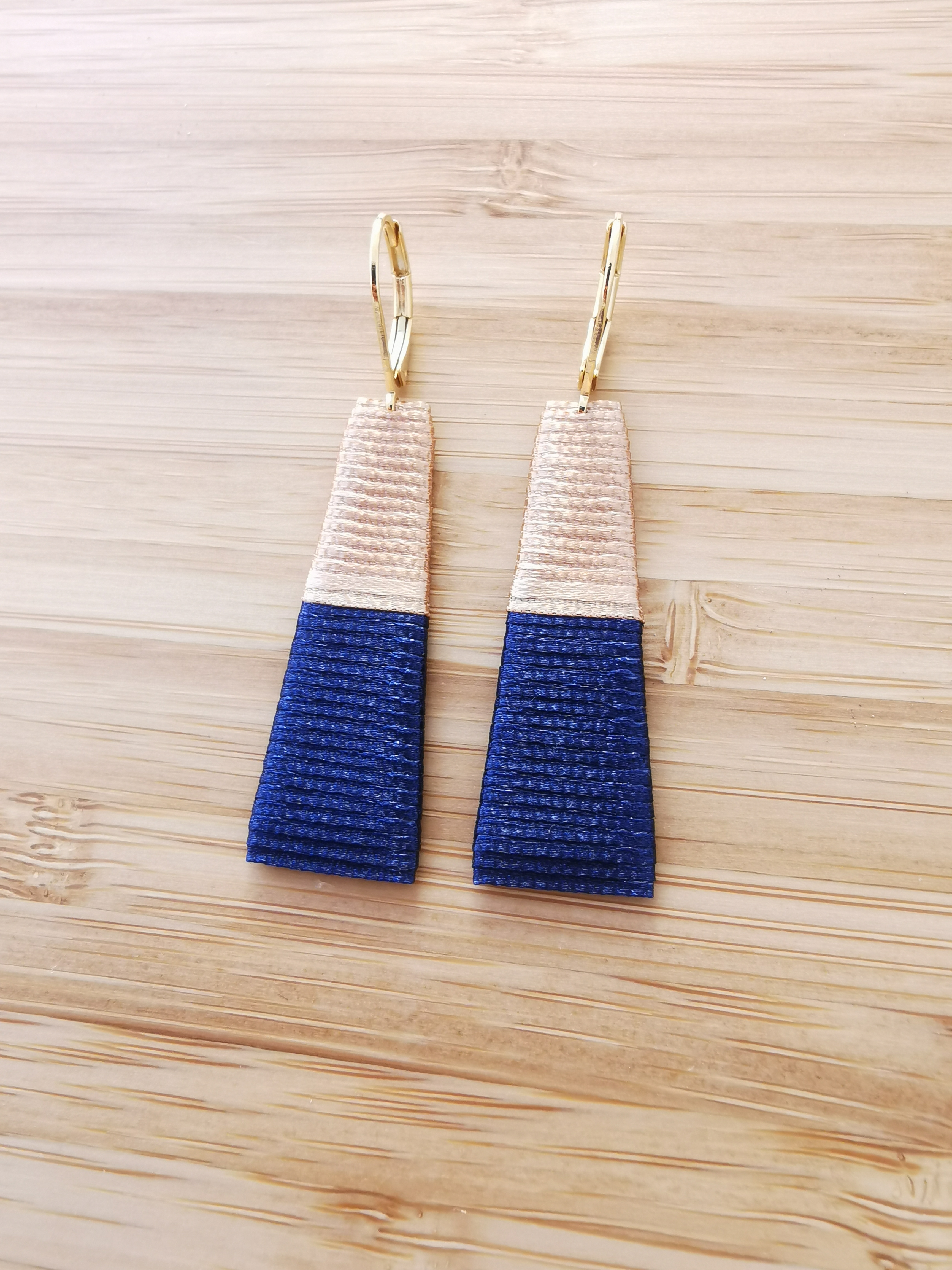 THOT. Boucles d'oreilles _ beige bleu marine