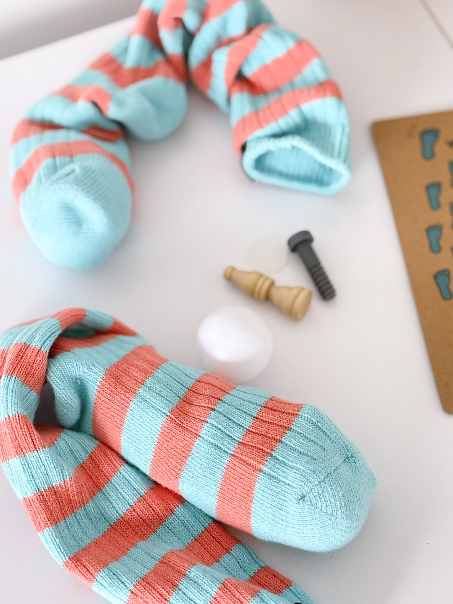 Stalo žaidimas "The Sock Game"