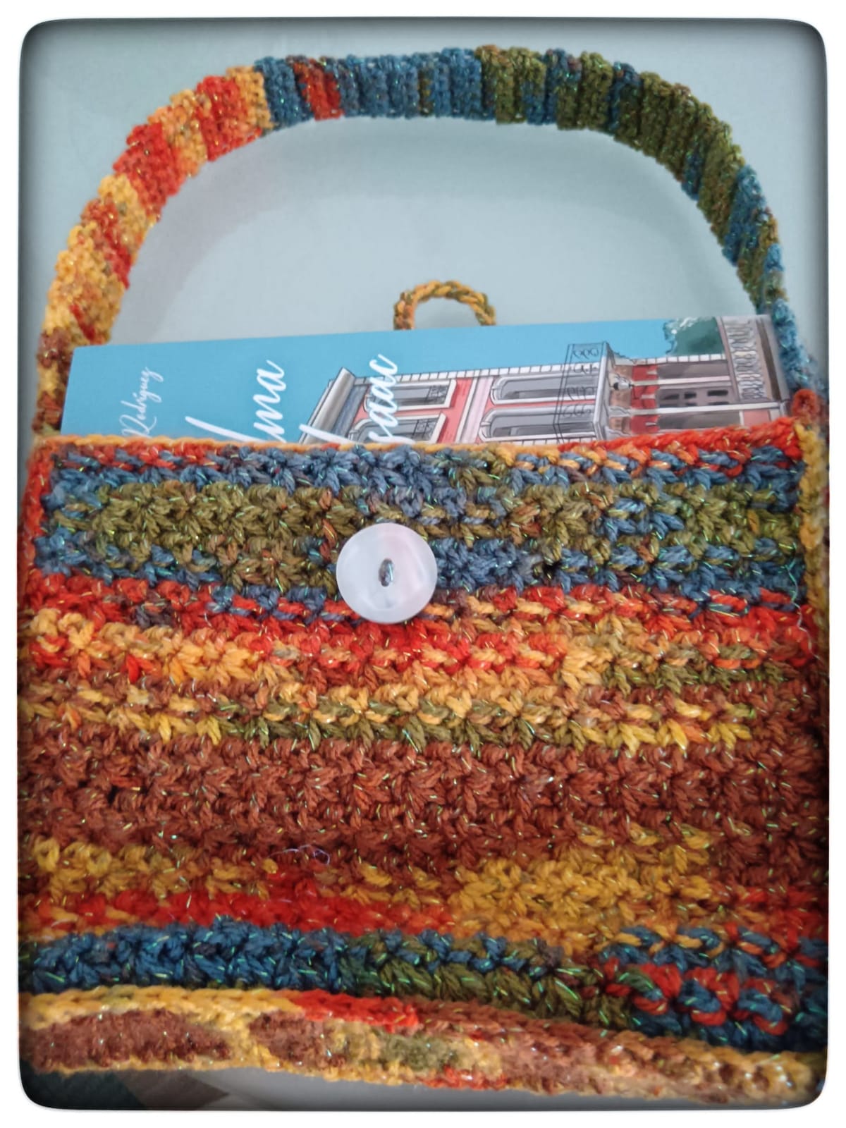 Bolso portalibro de ganchillo