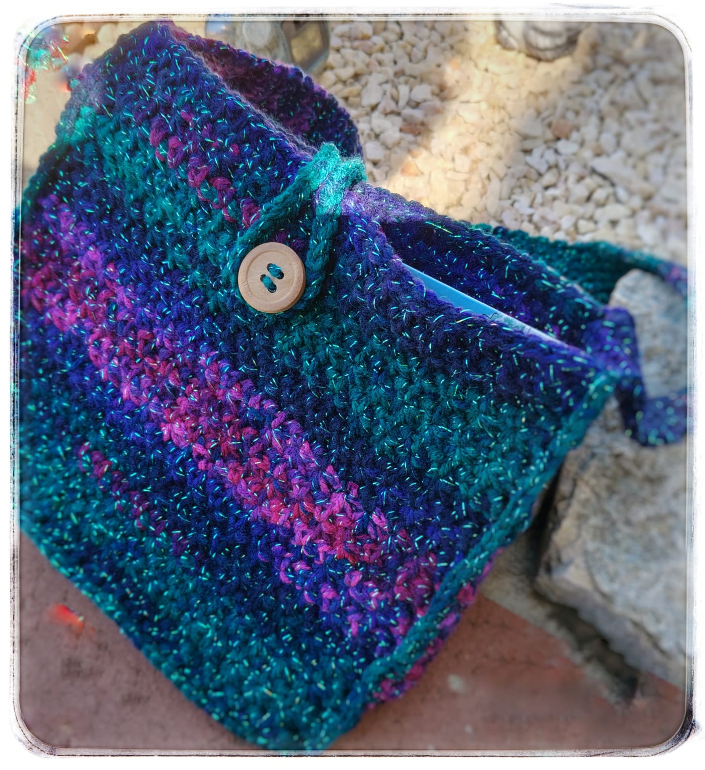 Bolso portalibro de ganchillo