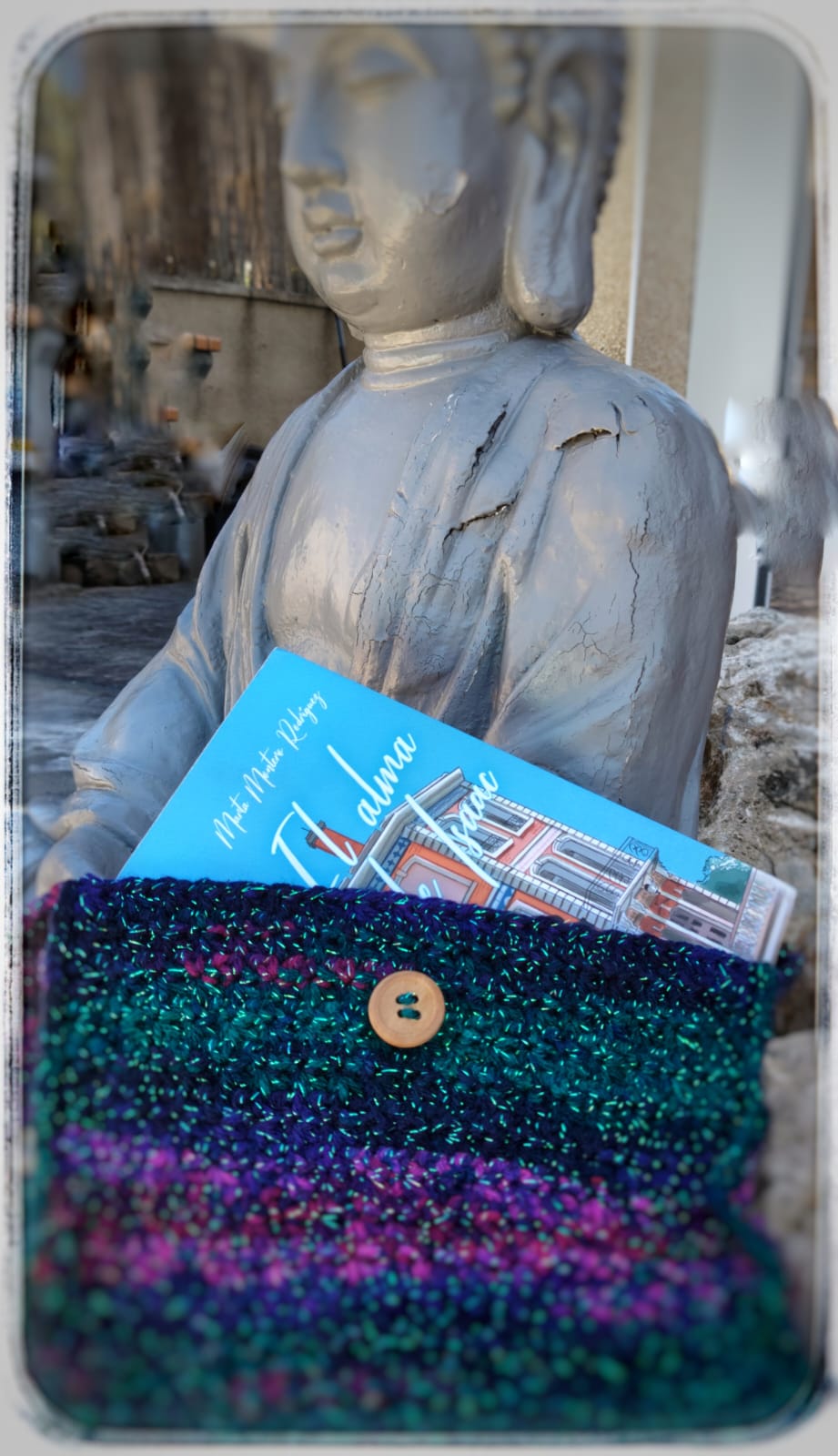 Bolso portalibro de ganchillo