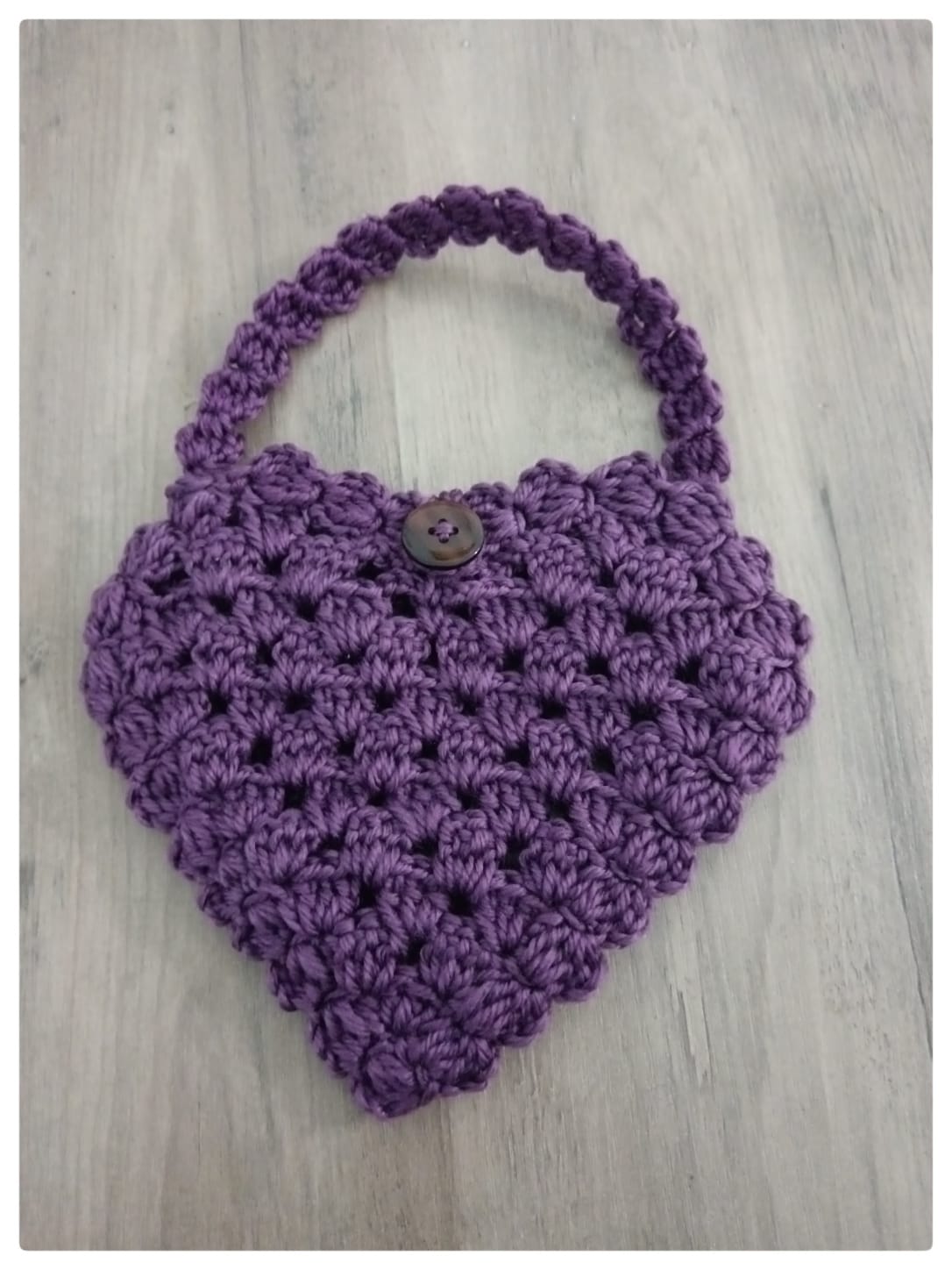 Bolso de ganchillo corazón violeta