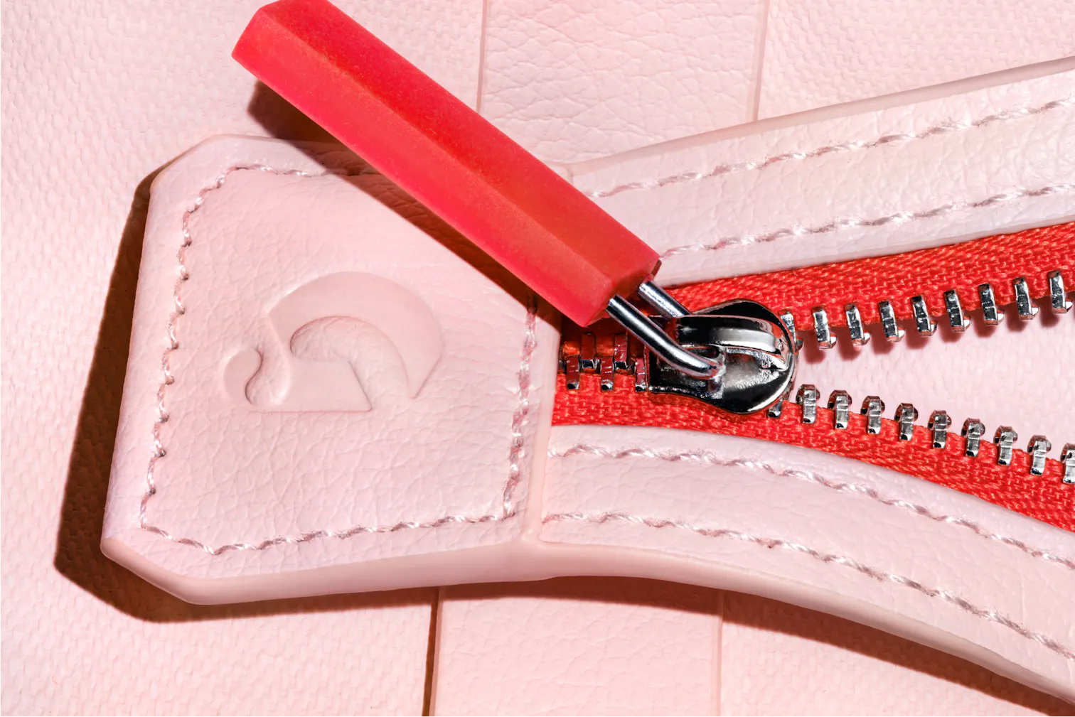 GLOSSIER The Beauty Bag - *PRE ORDER*