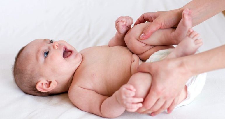 Massage bébé pour soulager les maux