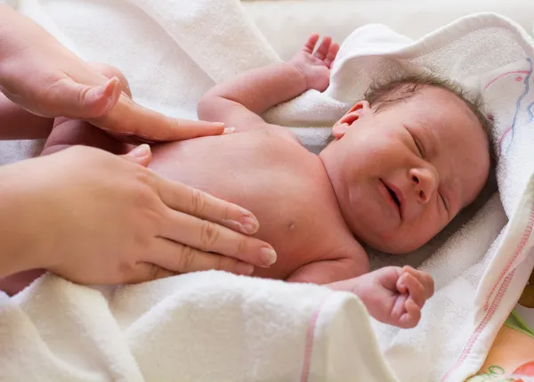 Initiation massage bébé pour soulager les maux