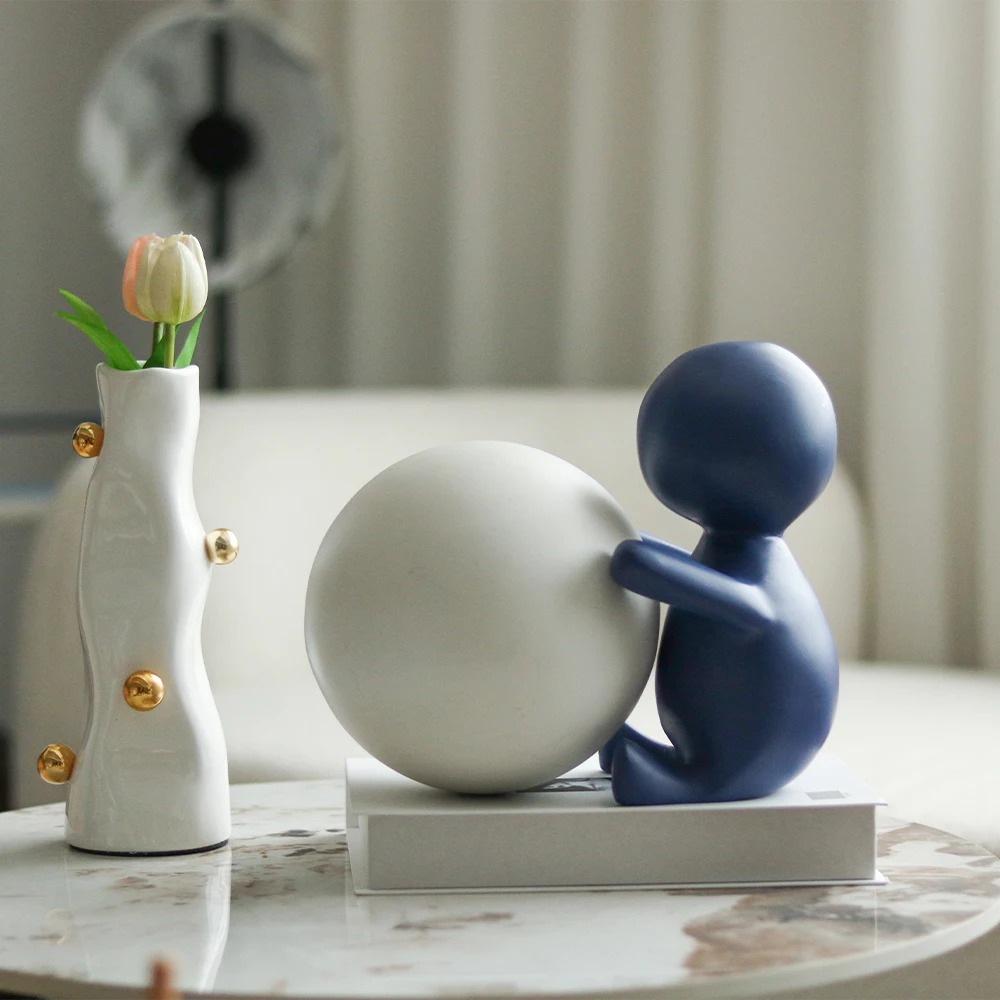 Moderne Alien-Skulptur - Sitzende Dekoration für Wohnzimmer, Hotels und Büros