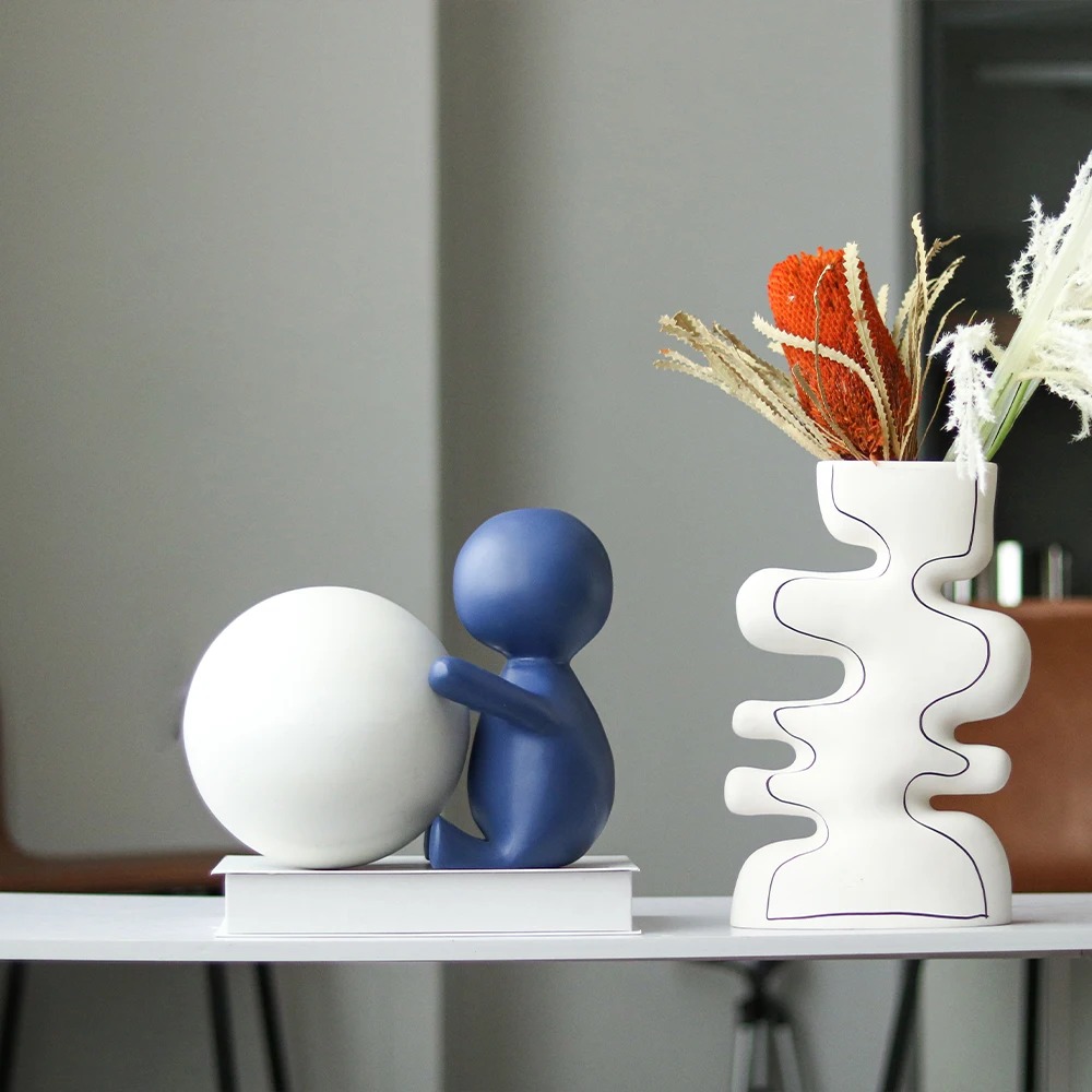 Moderne Alien-Skulptur - Sitzende Dekoration für Wohnzimmer, Hotels und Büros